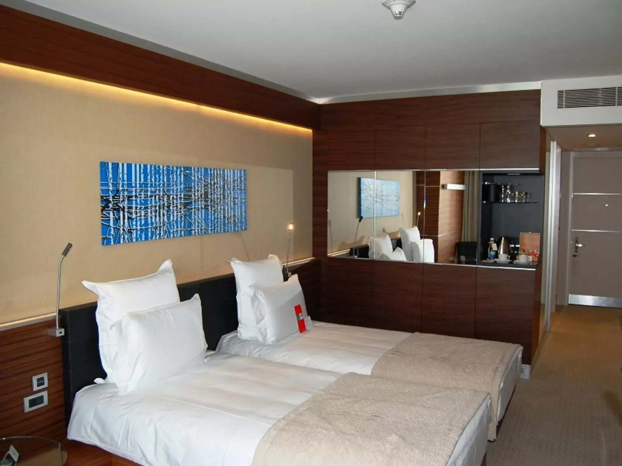 Photo of the whole room, Bed in Swissotel Buyuk Efes Izmir