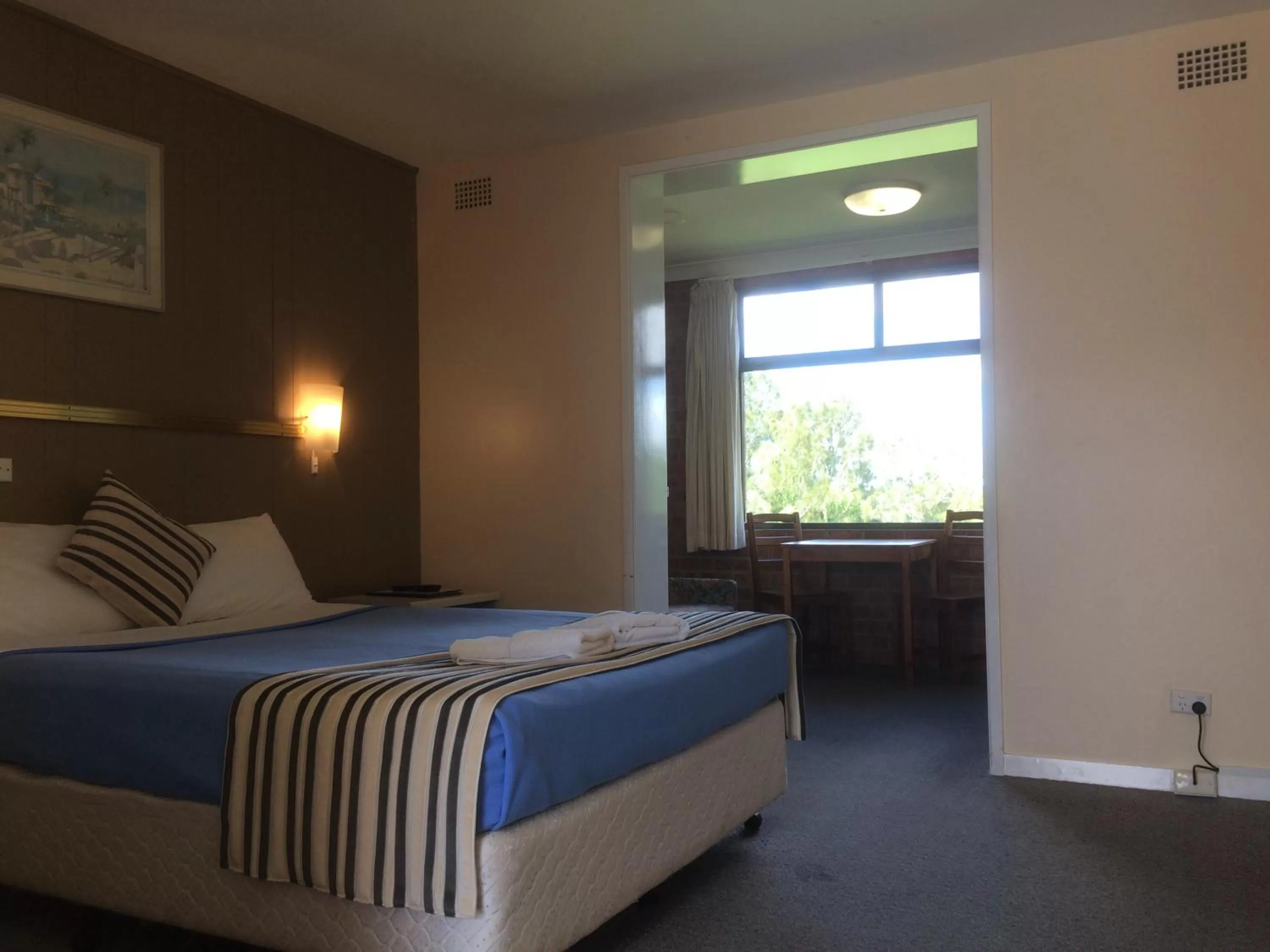 Photo of the whole room in Riverview Motor Inn