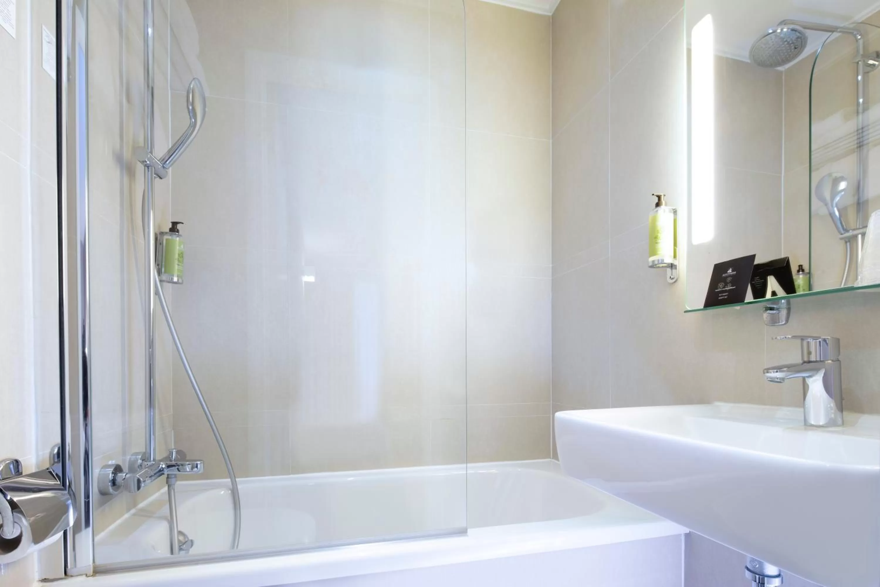 Bathroom in Hôtel Plaza Étoile