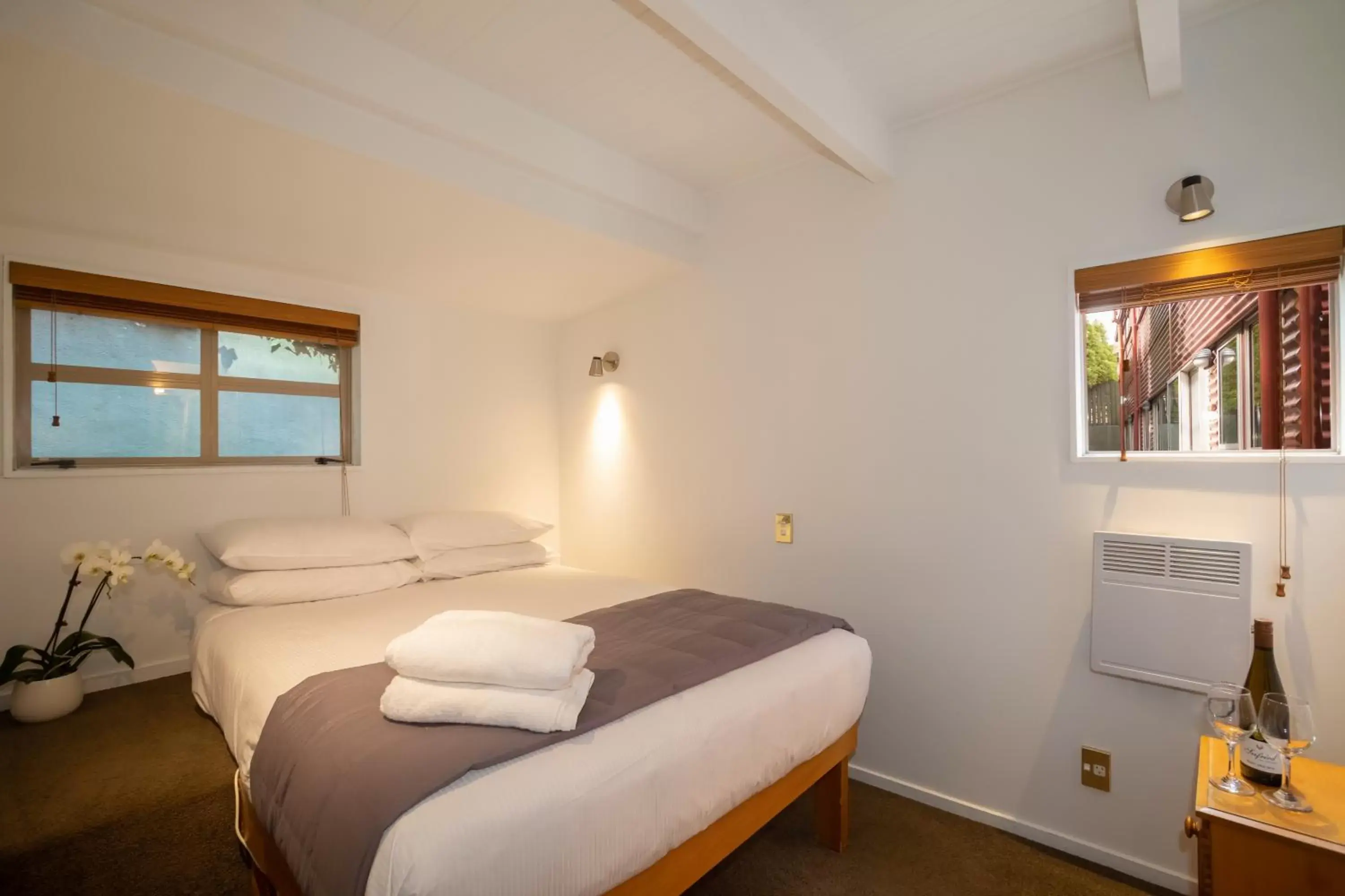 Bedroom, Bed in Cranbury Court Apartments