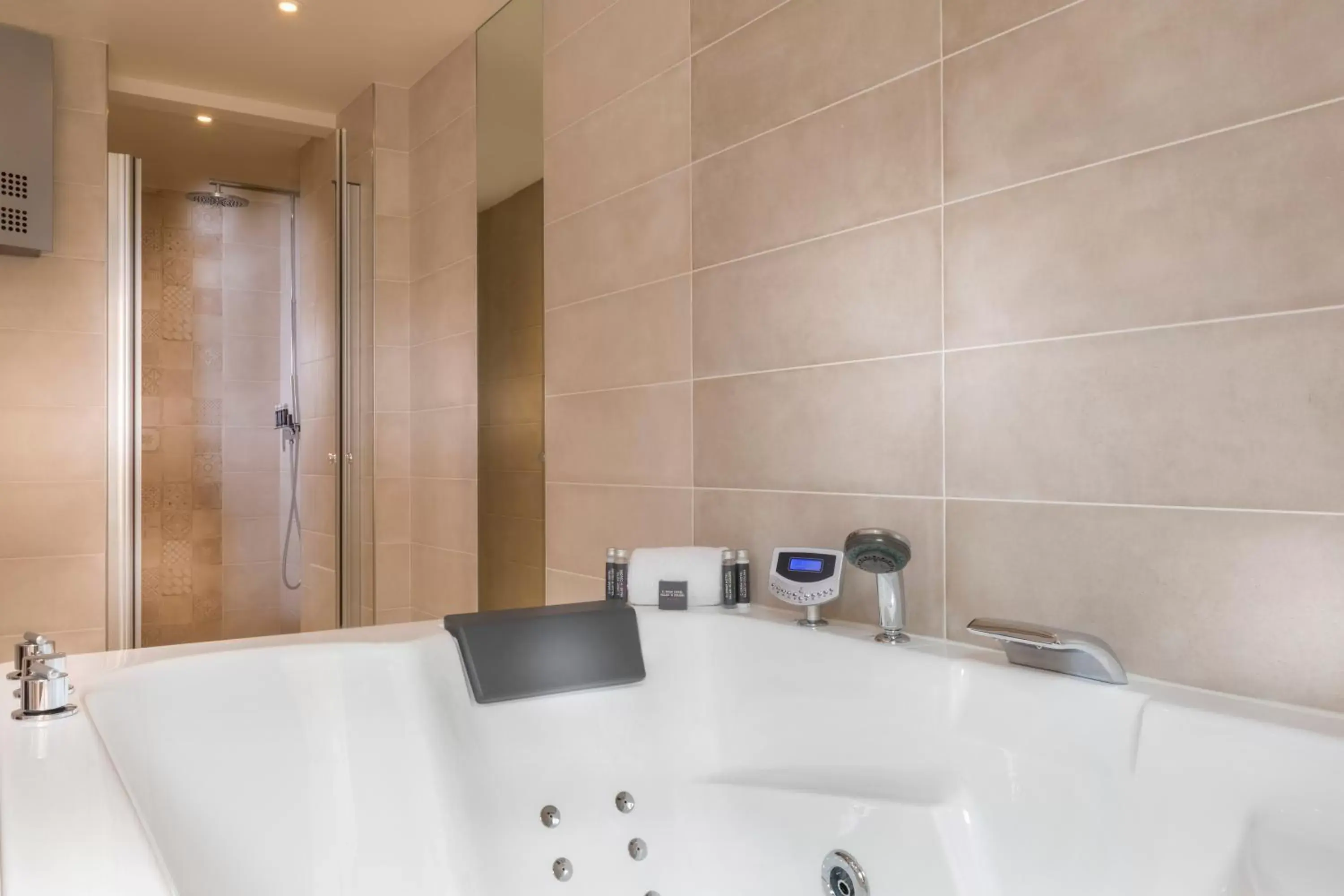Hot Tub, Bathroom in Hotel Du Cadran