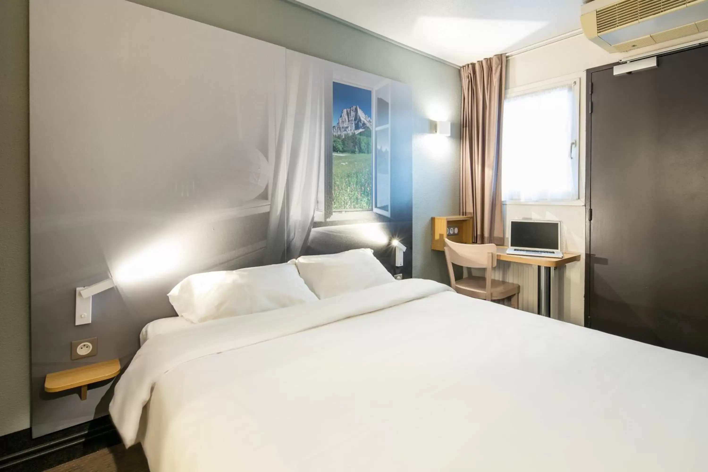 Bedroom, Bed in B&B HOTEL Grenoble Université