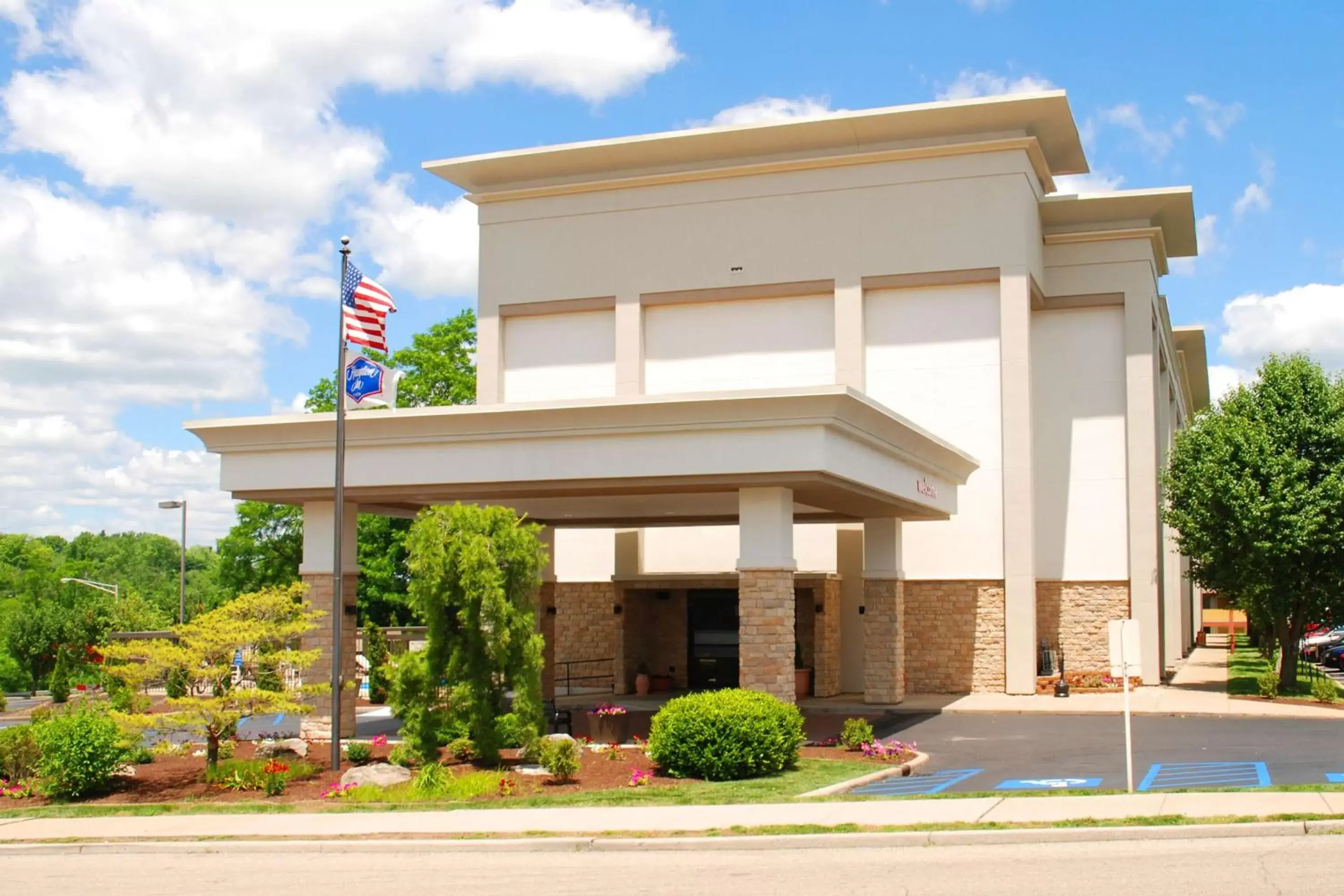 Property Building in Hampton Inn Bloomington