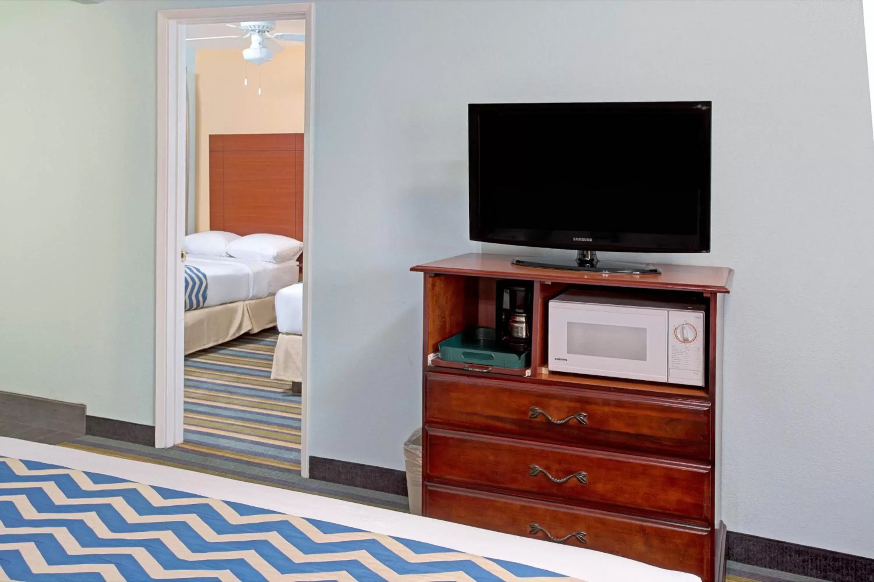 Bedroom, TV/Entertainment Center in Travelodge by Wyndham Bishop