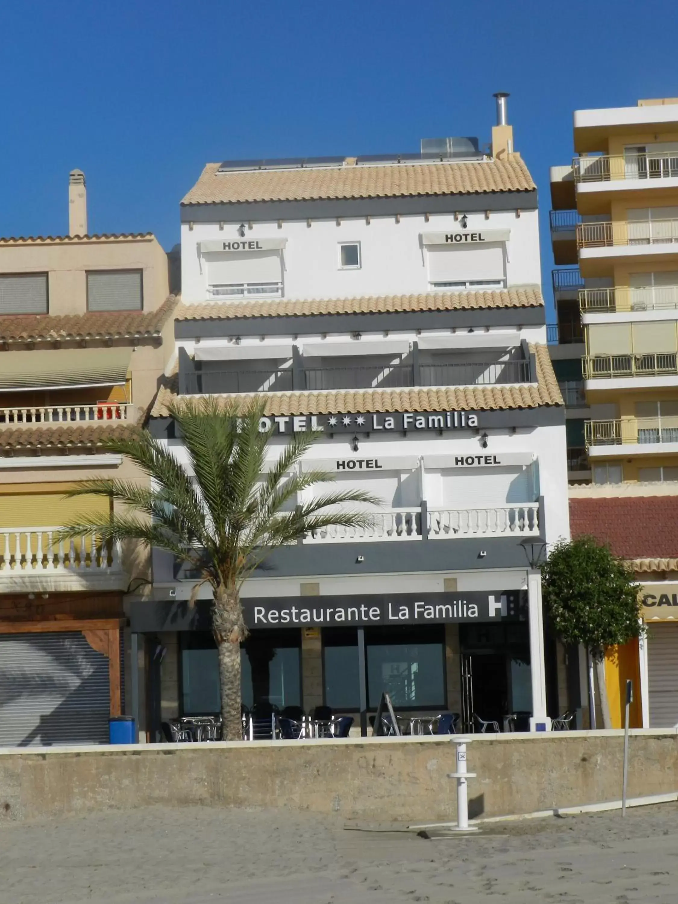 Facade/entrance, Property Building in Hotel La Familia