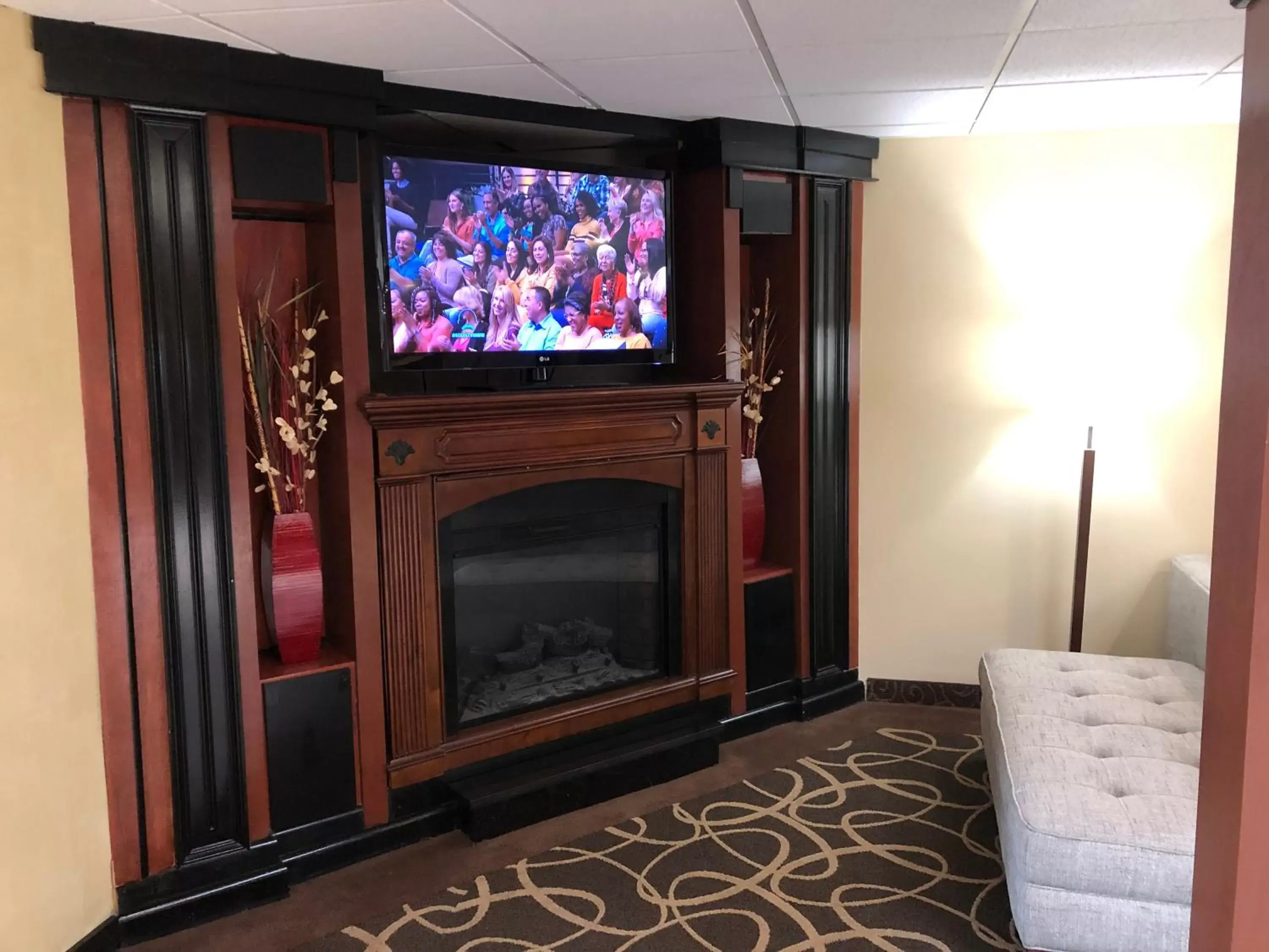 Communal lounge/ TV room, TV/Entertainment Center in Best Western Plus Augusta Civic Center Inn
