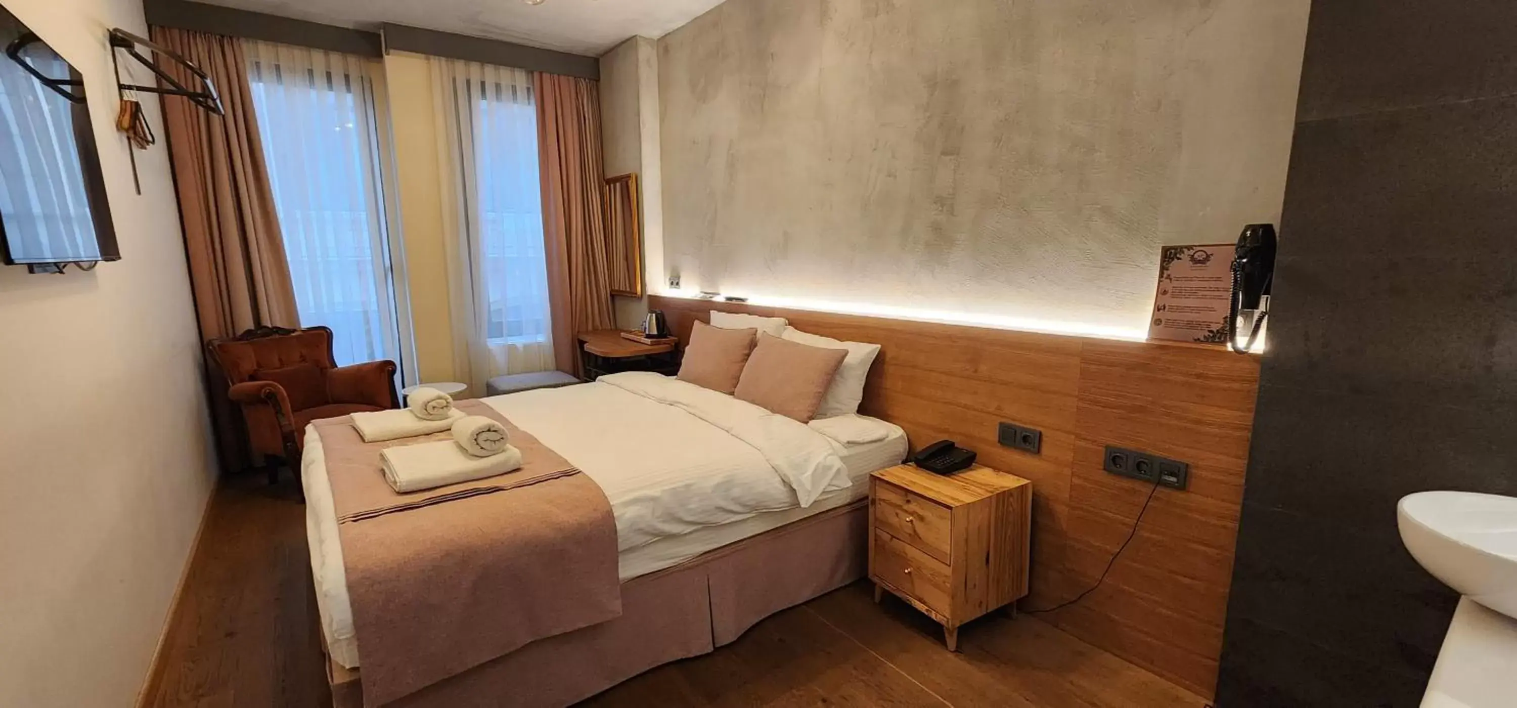 TV and multimedia, Bed in Aleksandr Pera Hotel