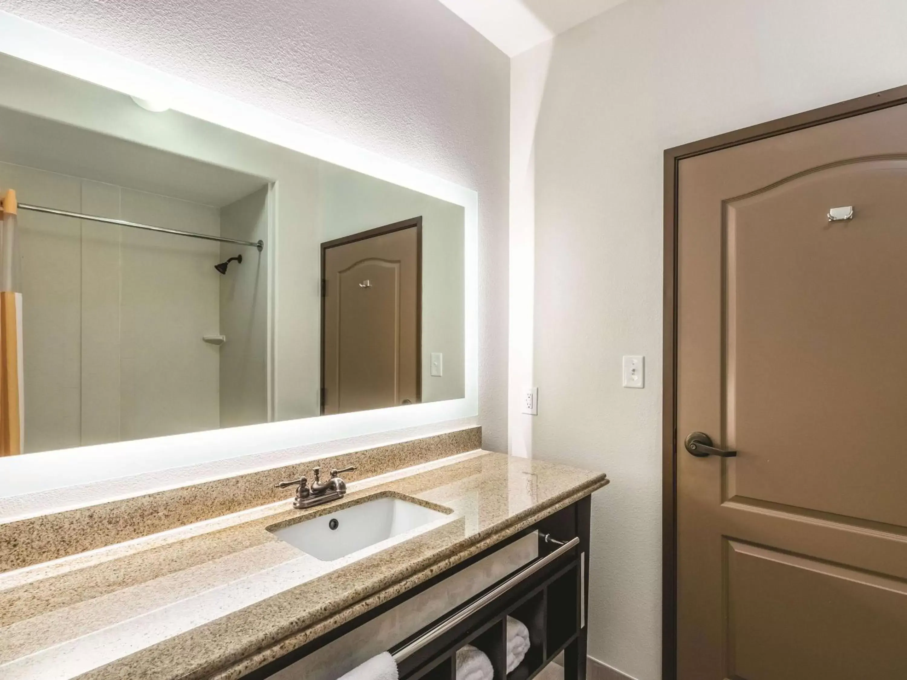 Photo of the whole room, Bathroom in La Quinta by Wyndham Dallas Grand Prairie South