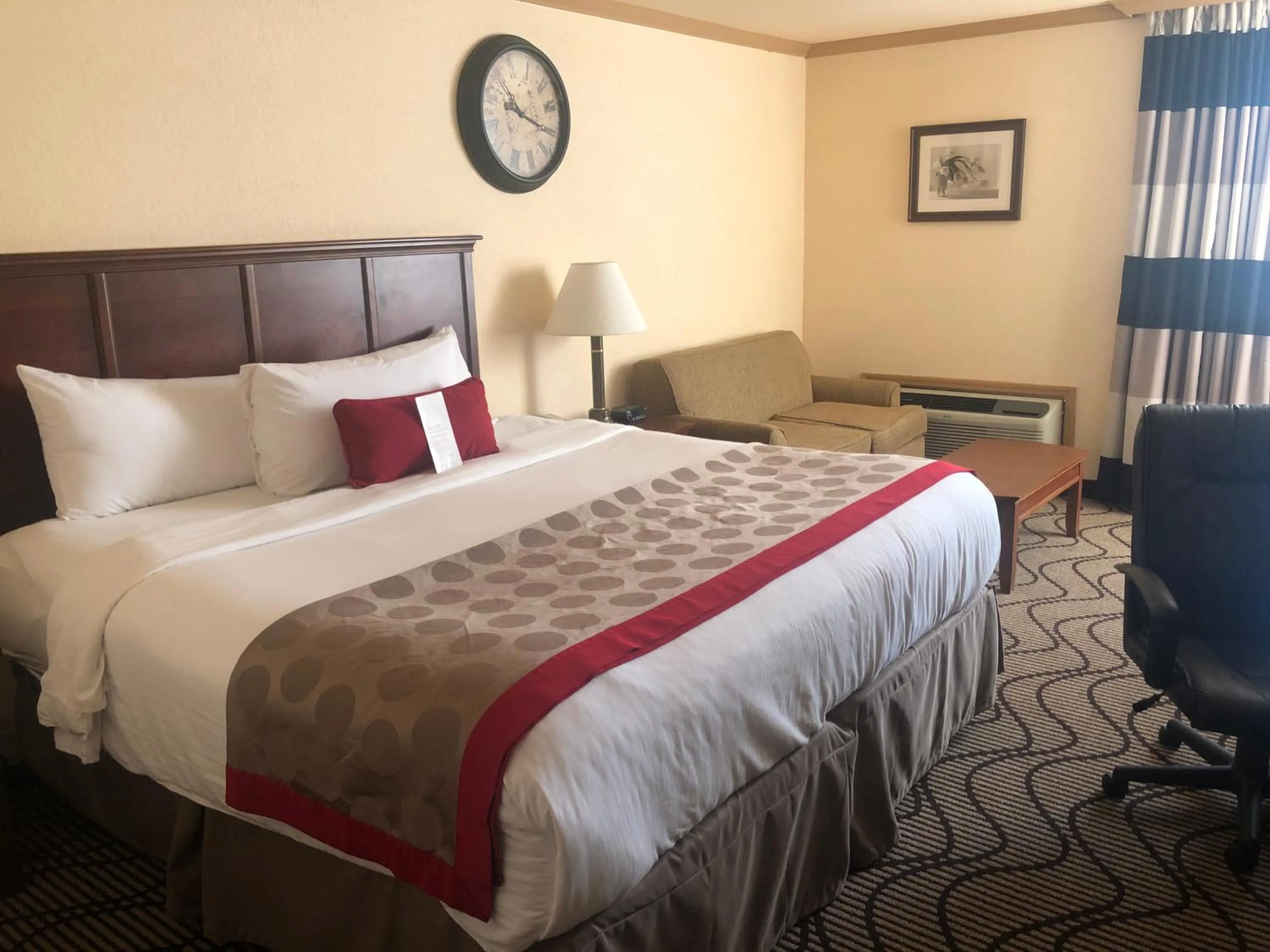 Photo of the whole room, Bed in Ramada by Wyndham Birmingham Airport