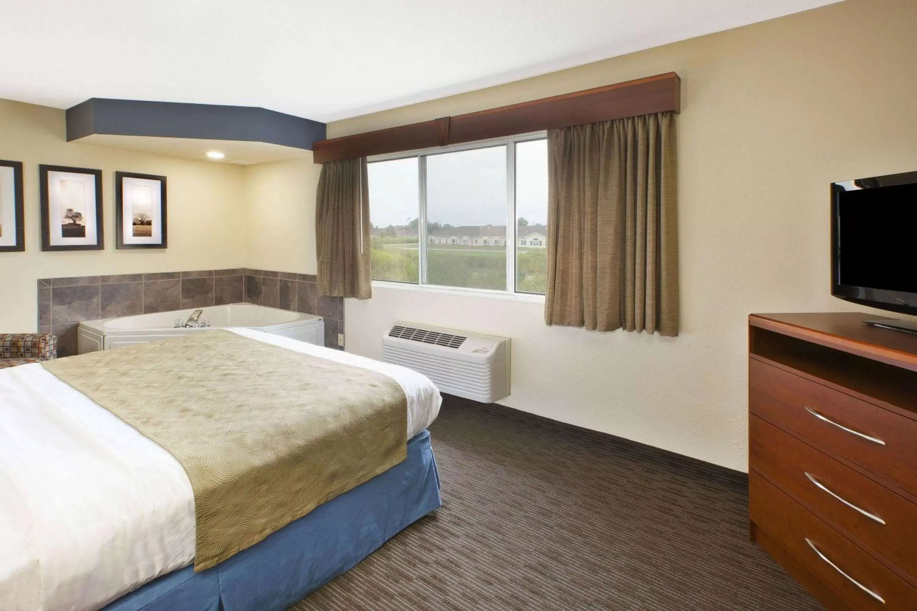 Photo of the whole room, Bed in AmericInn by Wyndham Bay City