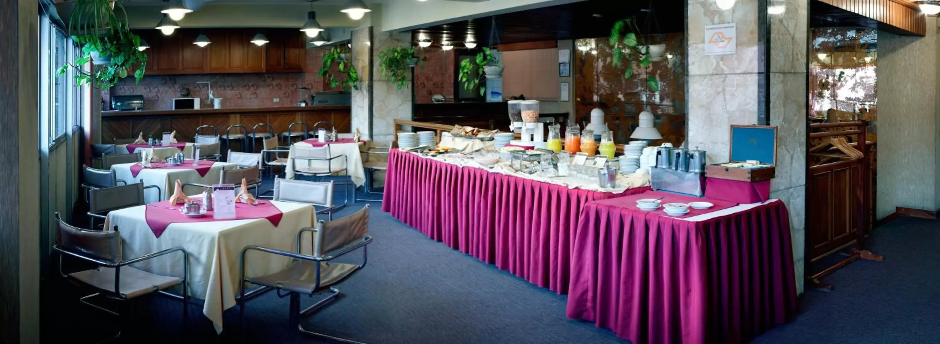 Restaurant/places to eat in Cesar's Plaza Hotel Restaurant/places to eat in Cesar's Plaza Hotel