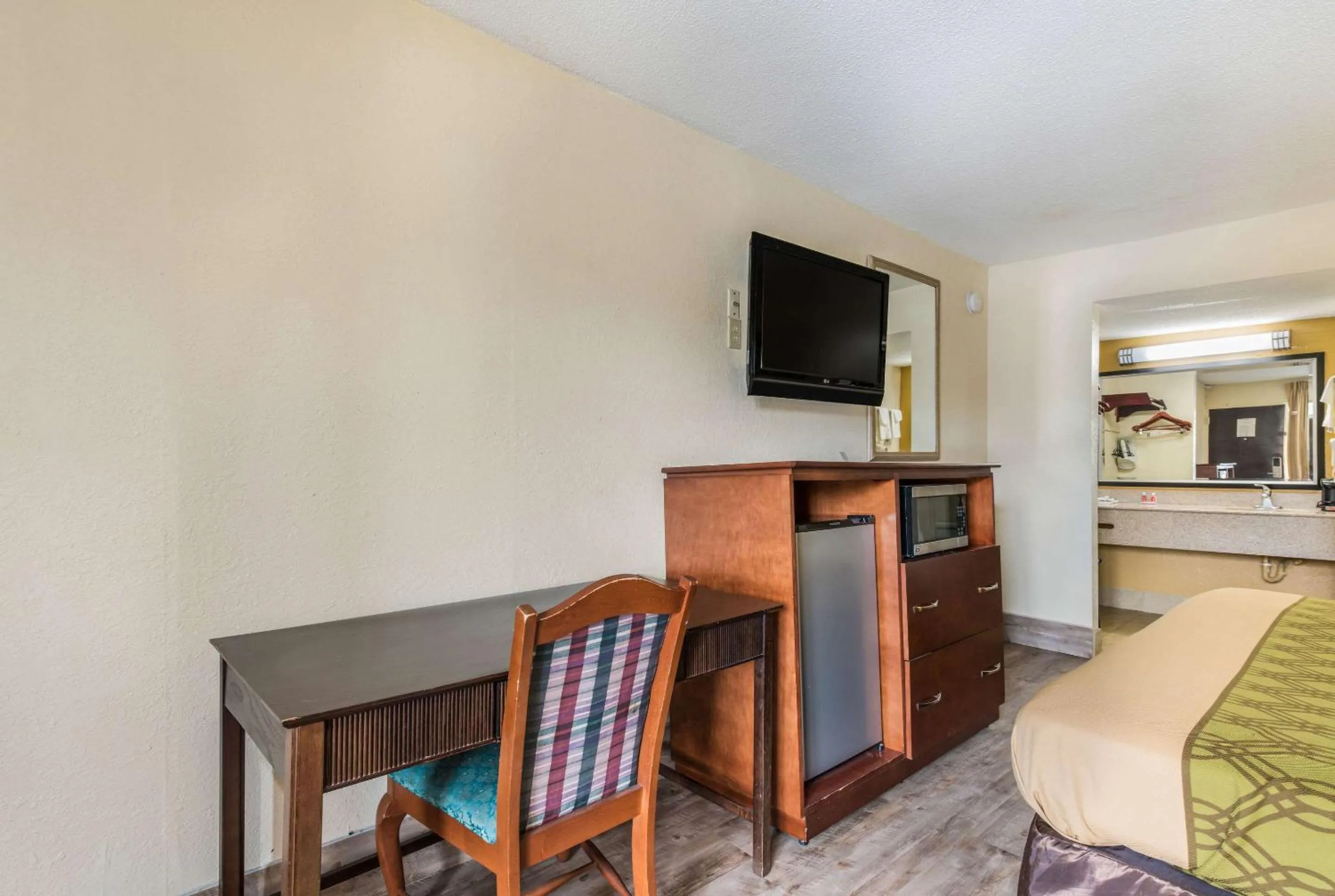 Photo of the whole room in Econo Lodge Salisbury South