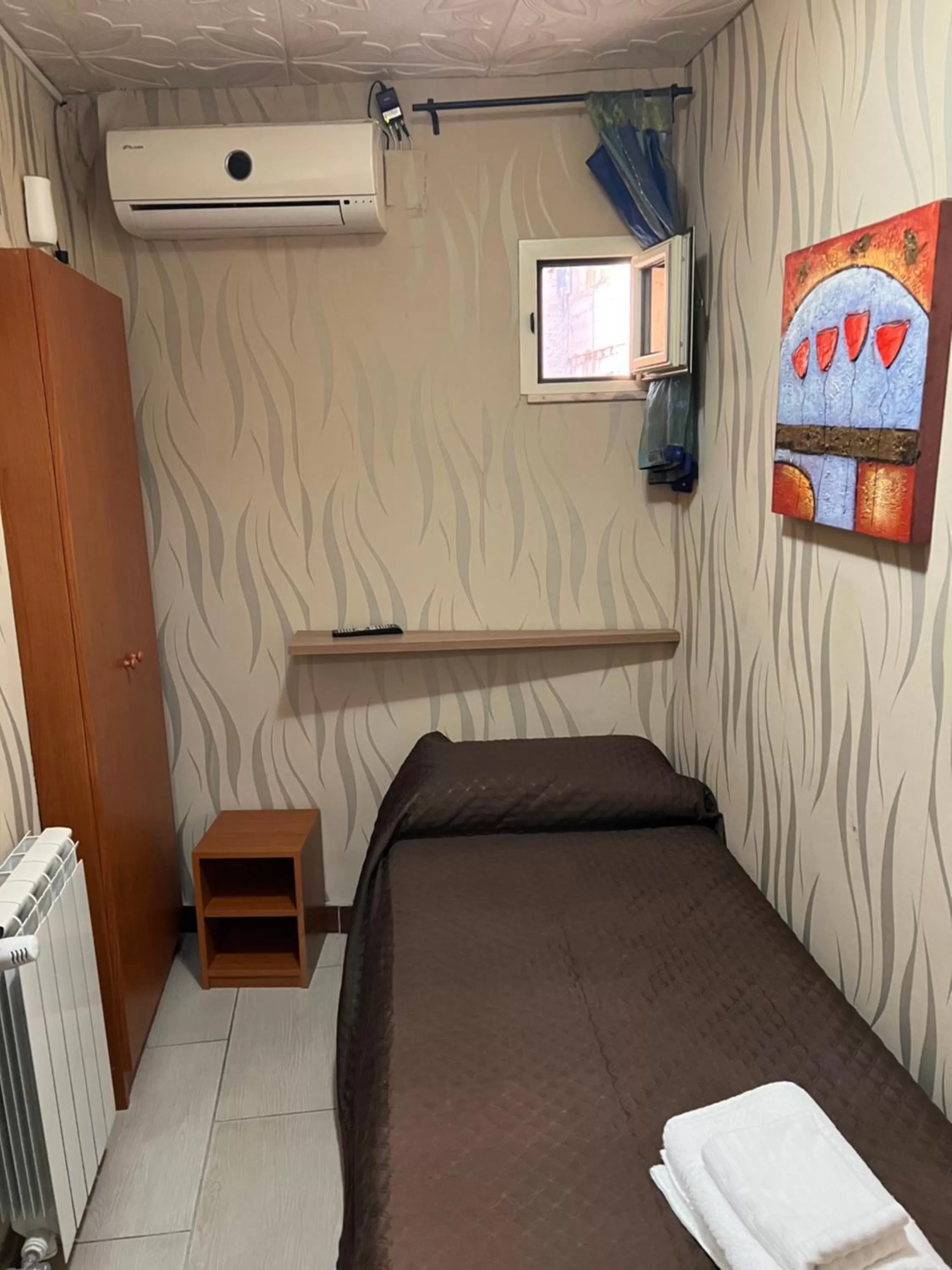 Photo of the whole room, Bed in Golden Dreams B&B