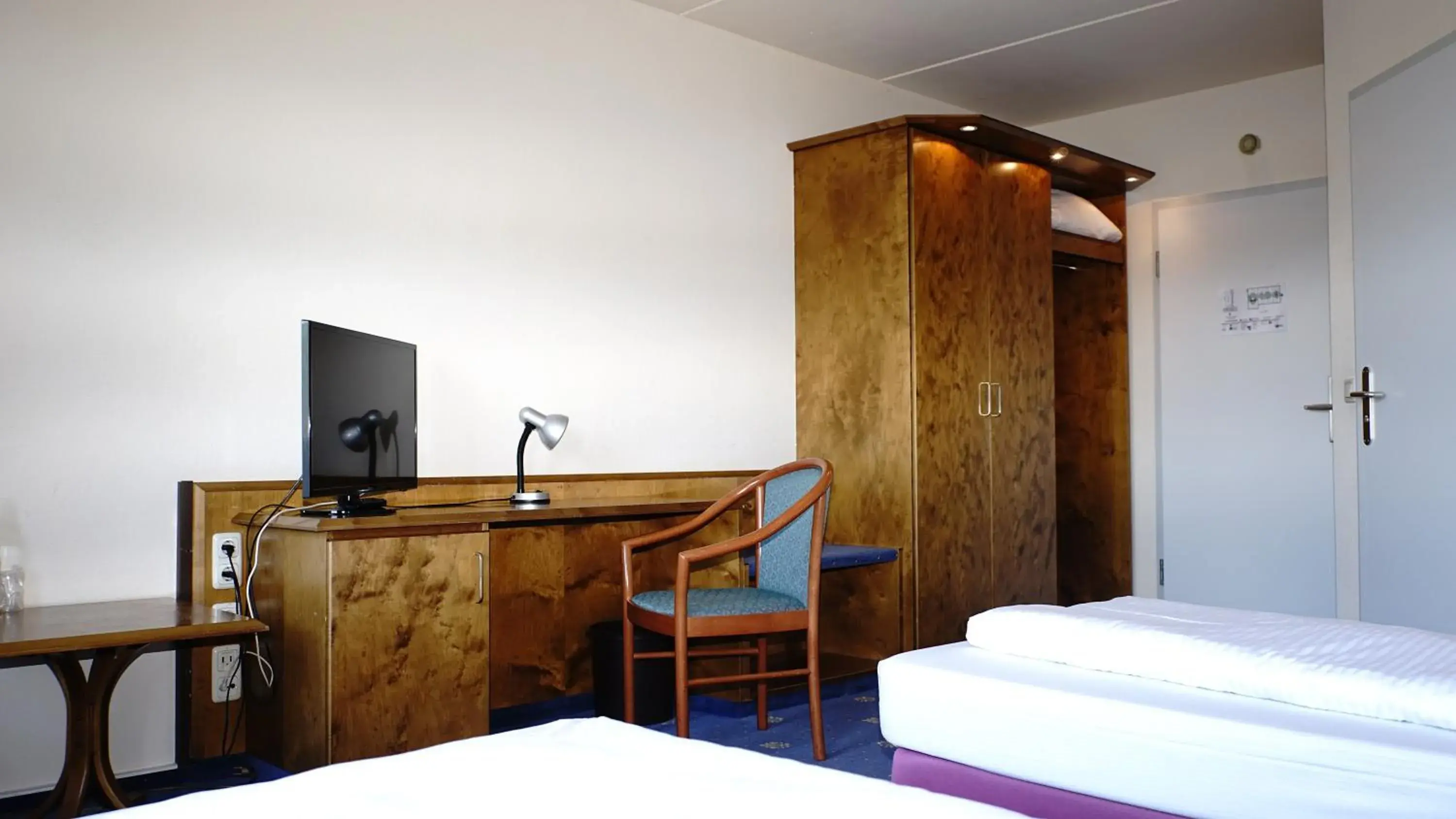 Bed, TV/Entertainment Center in Entrée Hotel Glinde