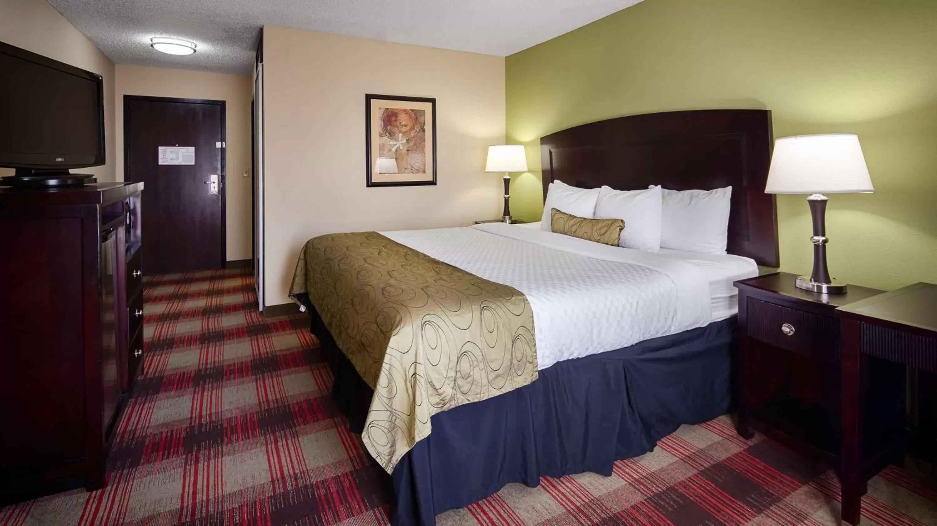 Photo of the whole room, Bed in Best Western Plus Addison/Dallas Hotel