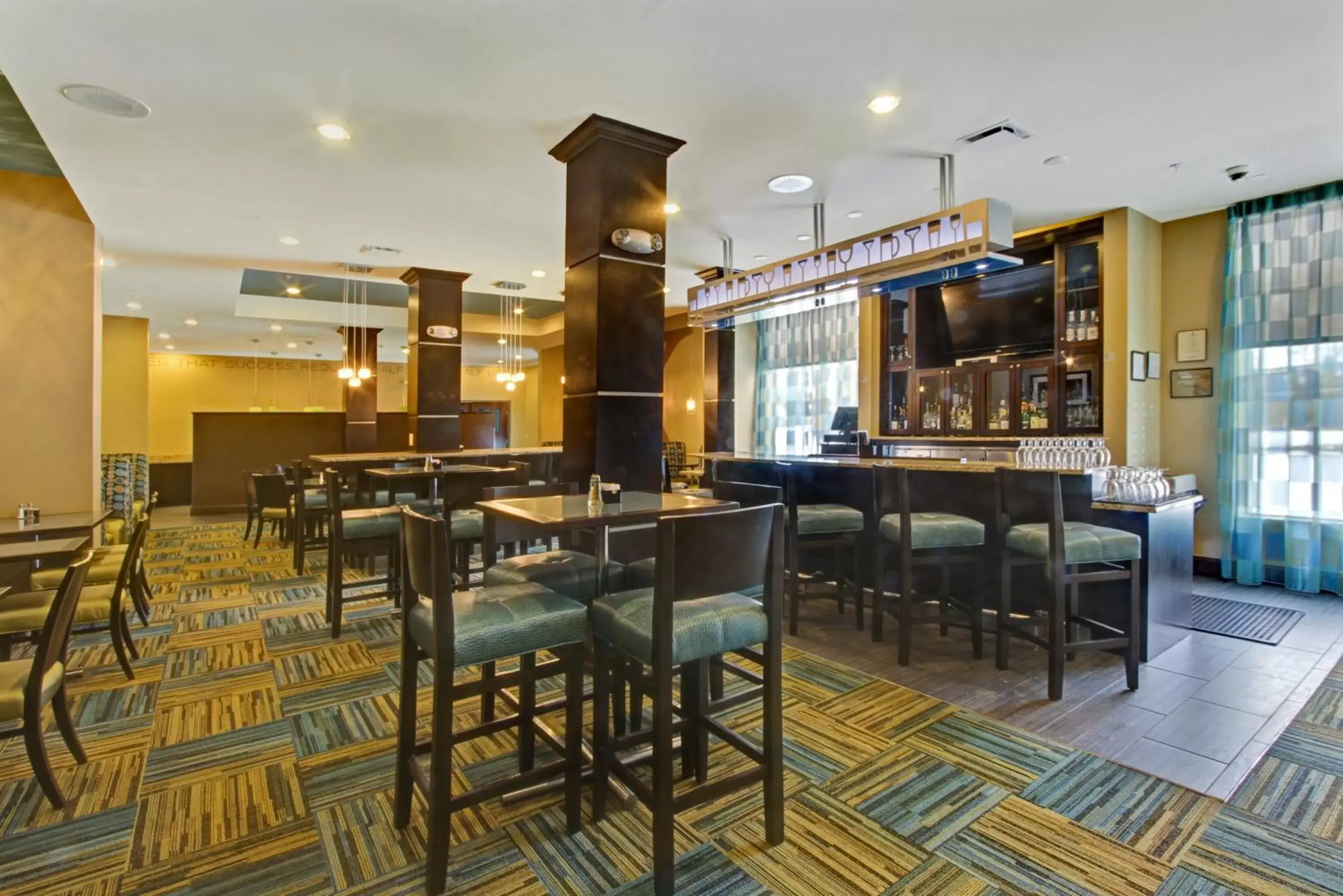 Lounge or bar, Restaurant/Places to Eat in Holiday Inn Christiansburg Blacksburg, an IHG Hotel