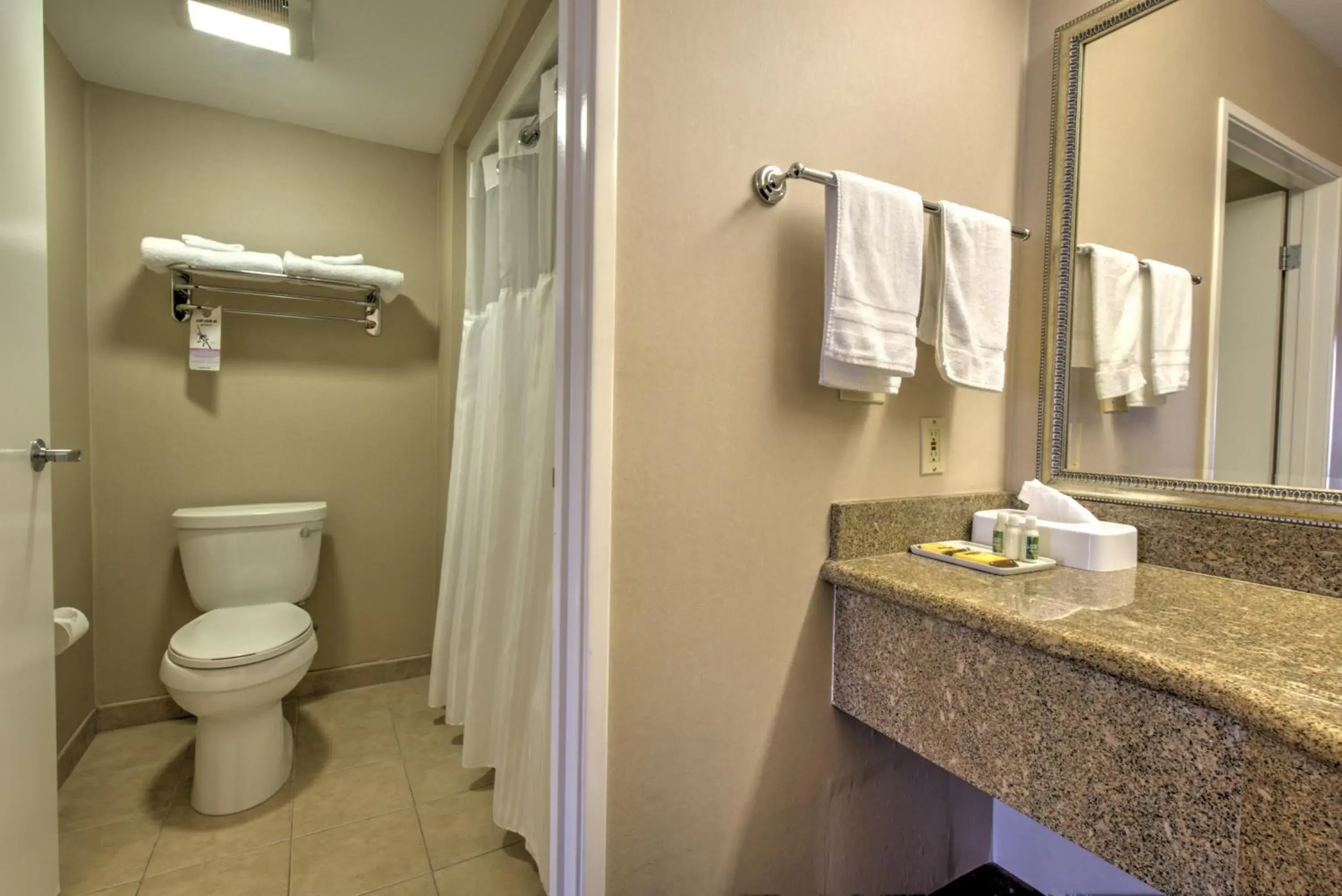 Bathroom in Burbank Inn and Suites