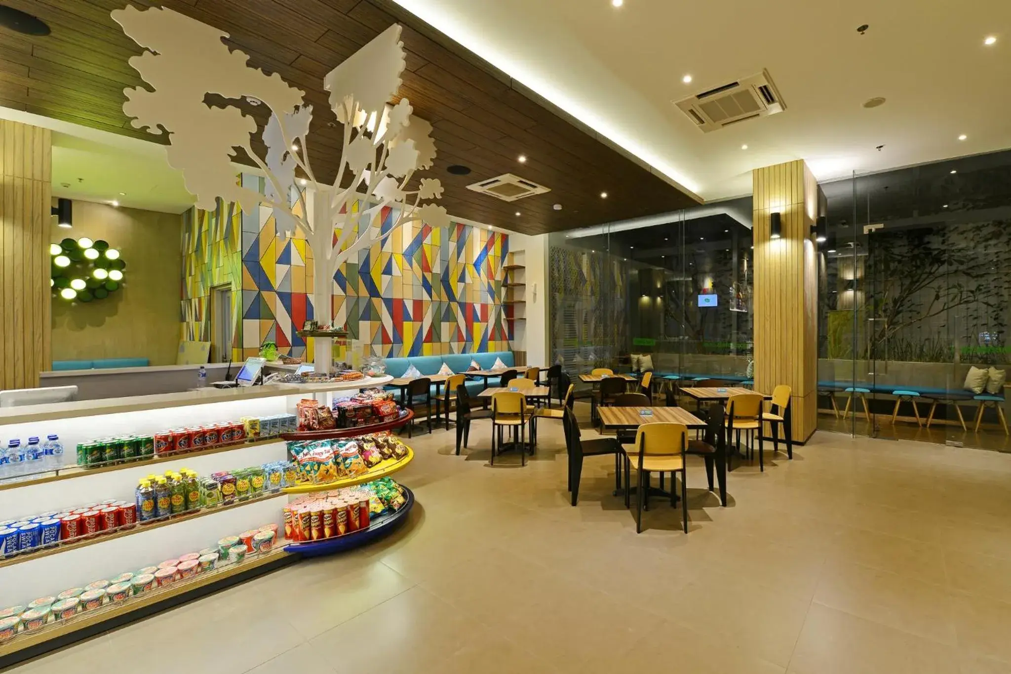 Lounge or bar in POP Hotel Pasar Baru Jakarta