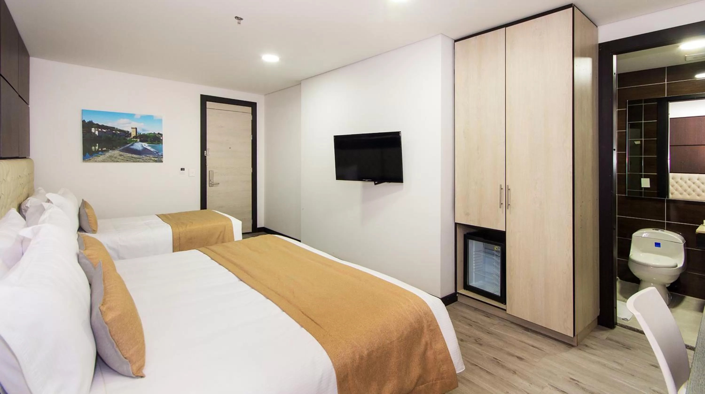 TV and multimedia in Hotel American Visa Tower