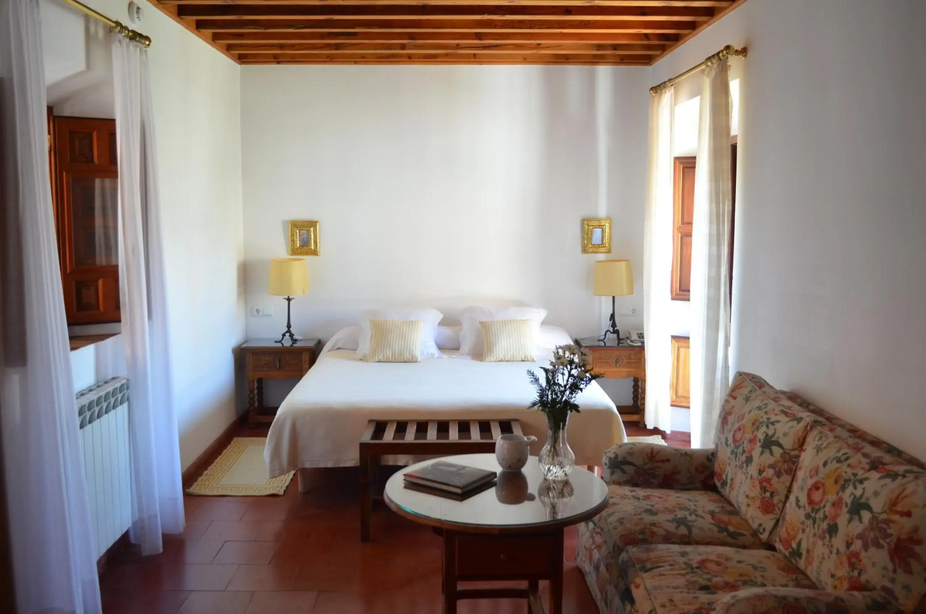 Bed, Seating Area in Hotel Santa Isabel La Real