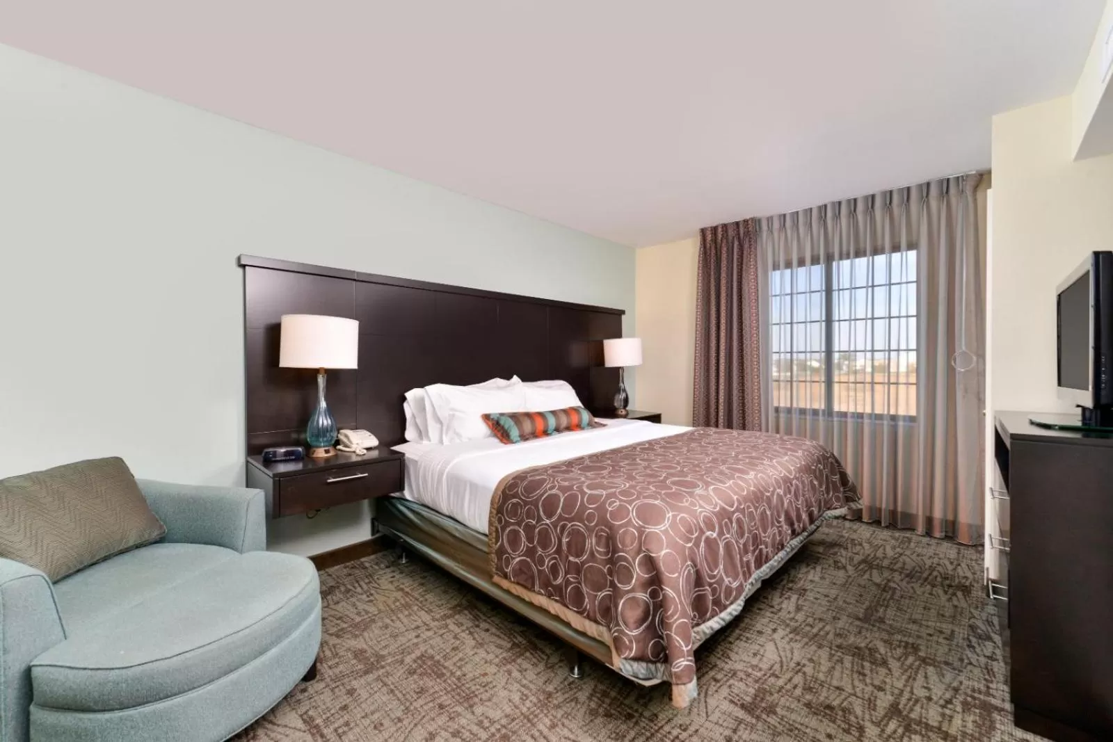Photo of the whole room, Bed in Staybridge Suites O'Fallon Chesterfield by IHG