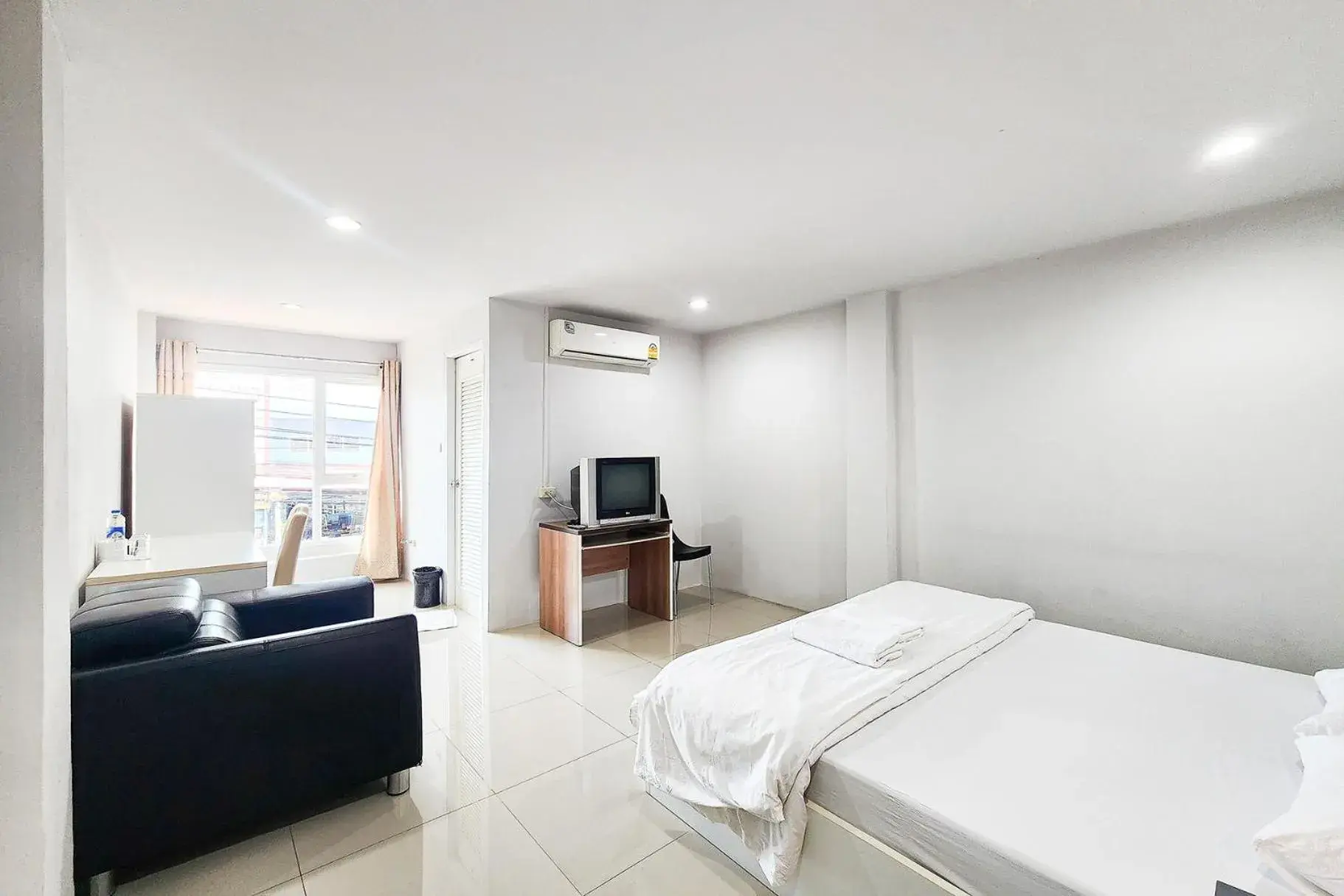 Bed, TV/Entertainment Center in Freesia Bangphi Guest House