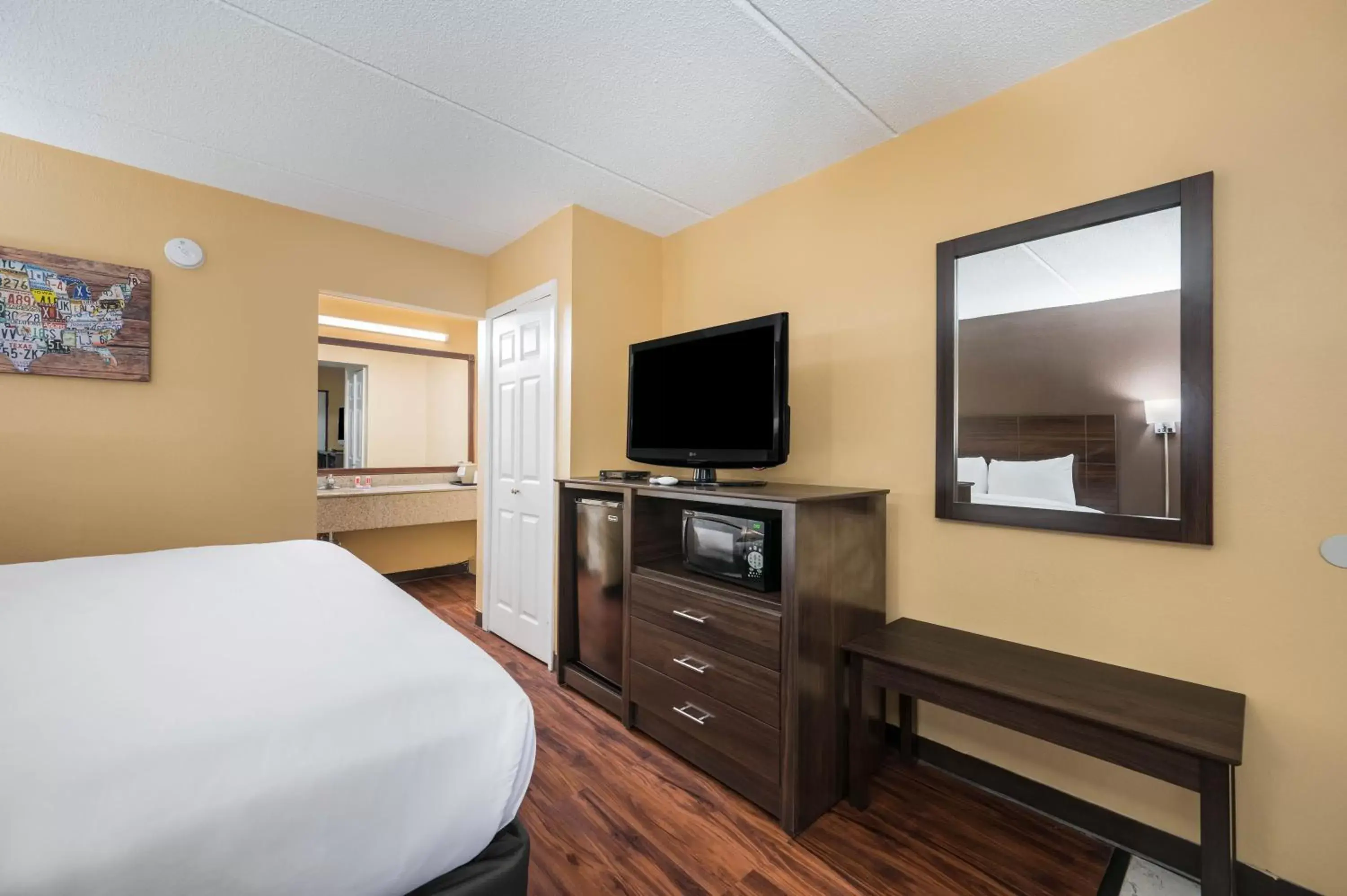 King Room - Non-Smoking in Econo Lodge Columbus near Airport King Room - Non-Smoking in Econo Lodge Columbus near Airport