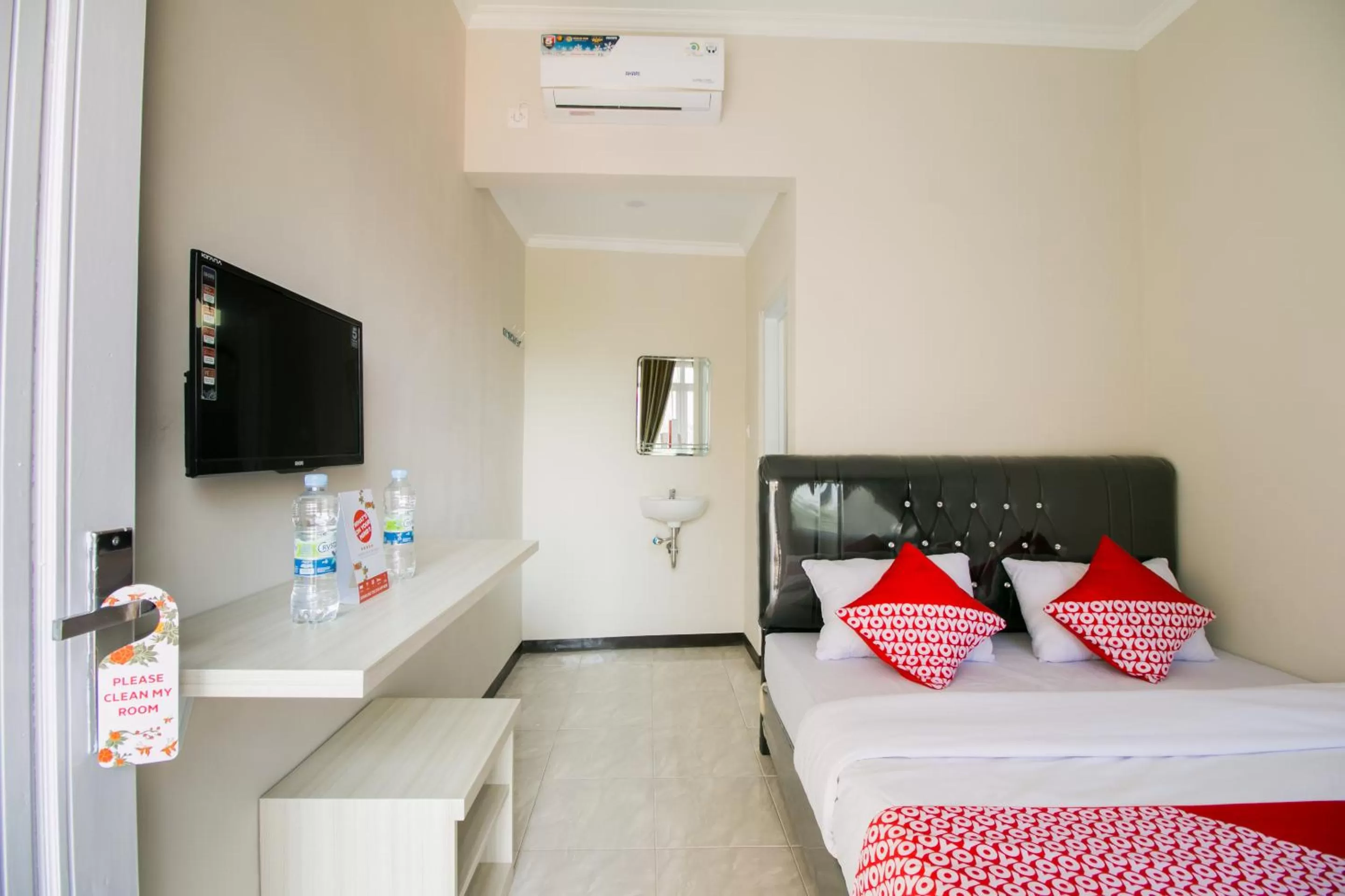 Standard Double Room in OYO 1078 Fakhira Residence