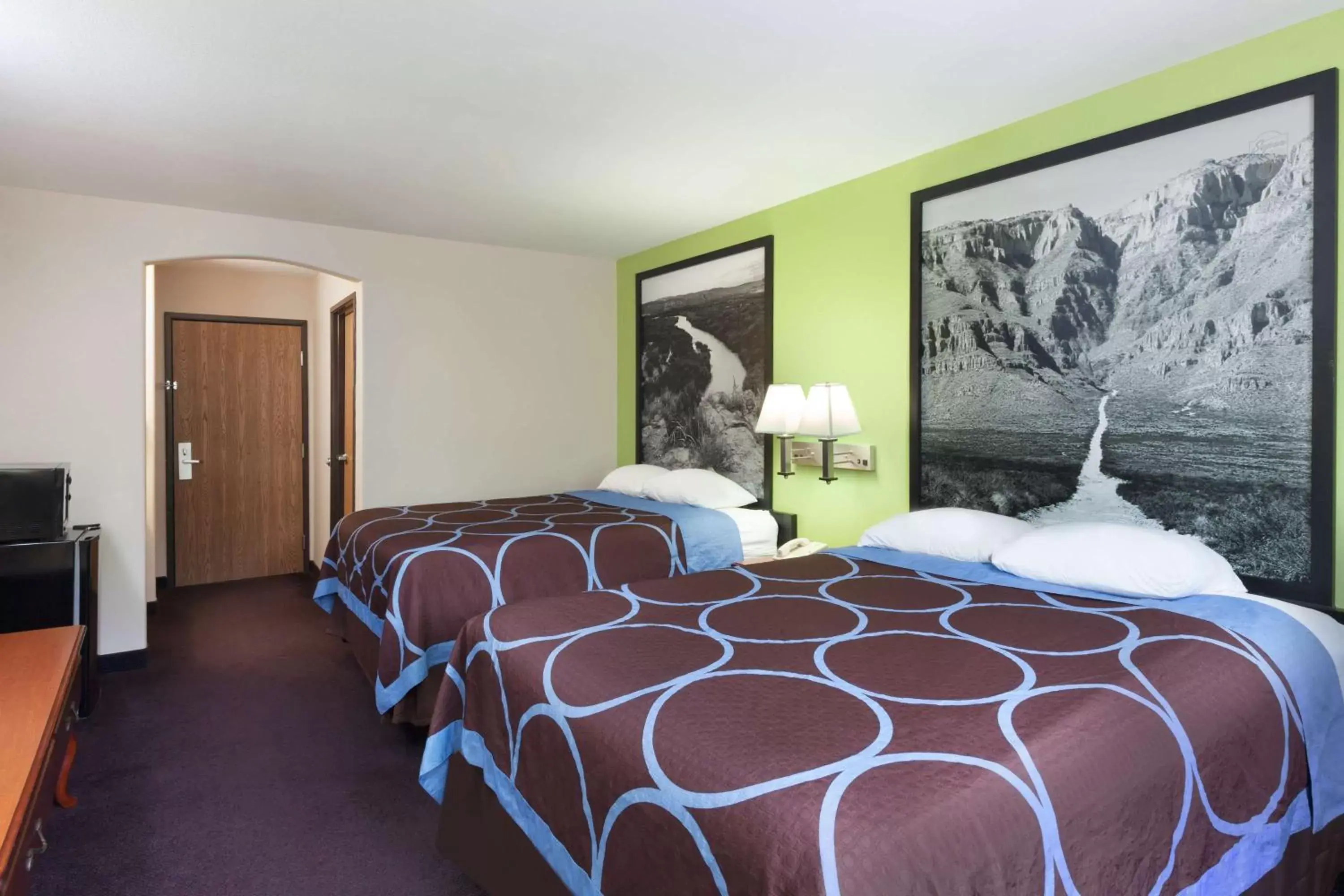 Photo of the whole room, Bed in Super 8 by Wyndham Huntsville