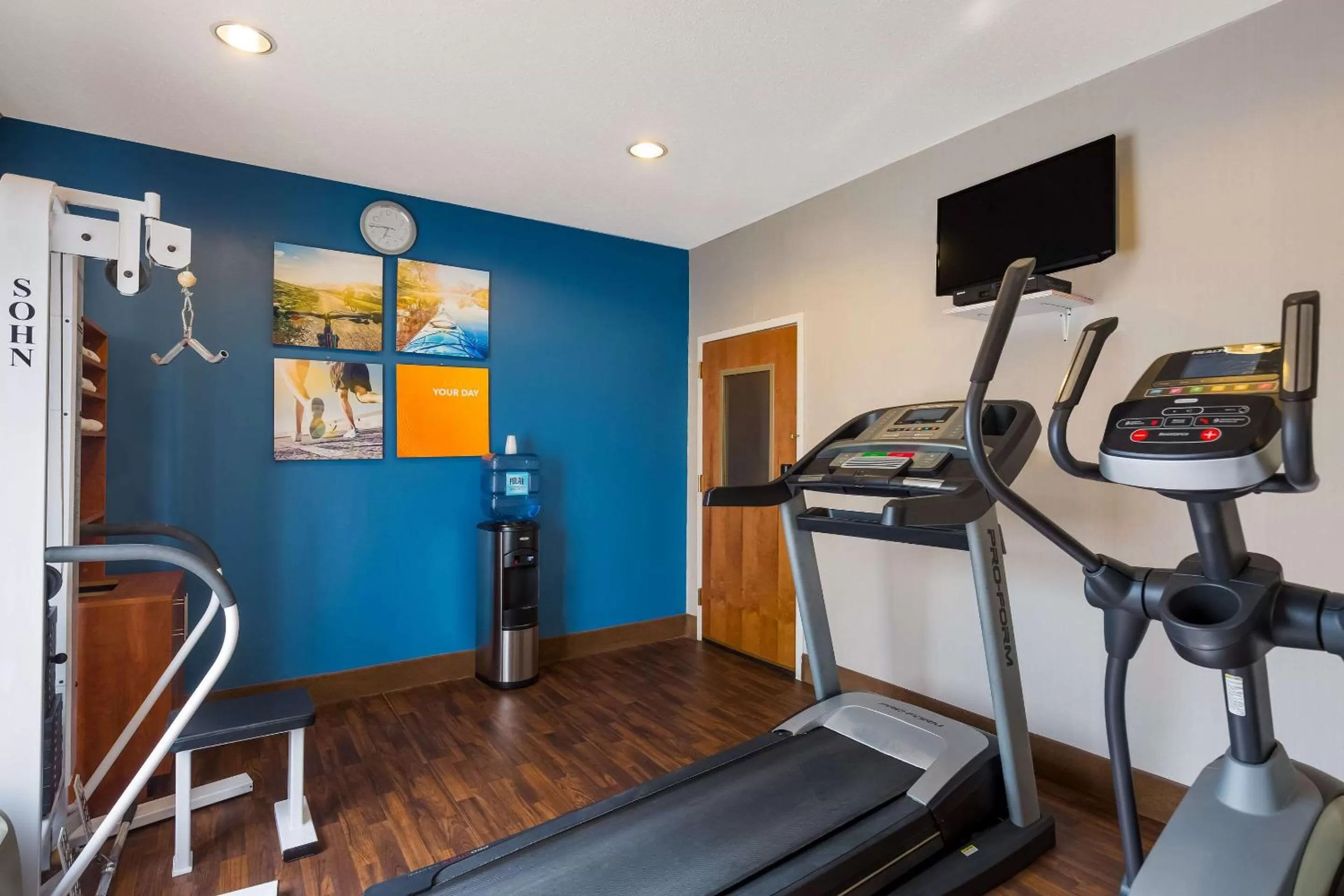 Fitness centre/facilities in Comfort Suites Near University
