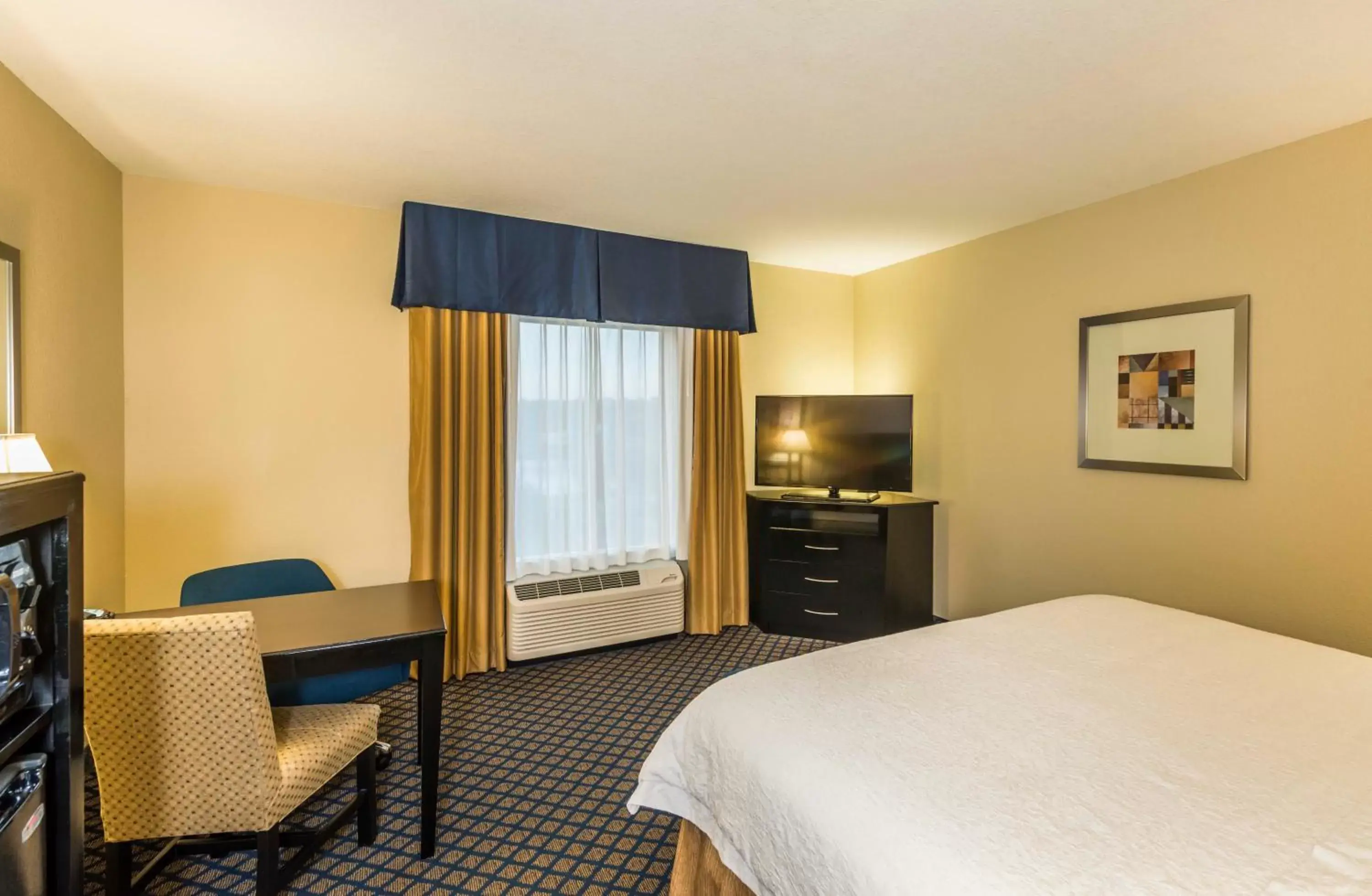 Bedroom, TV/Entertainment Center in Hampton Inn & Suites Jacksonville South - Bartram Park