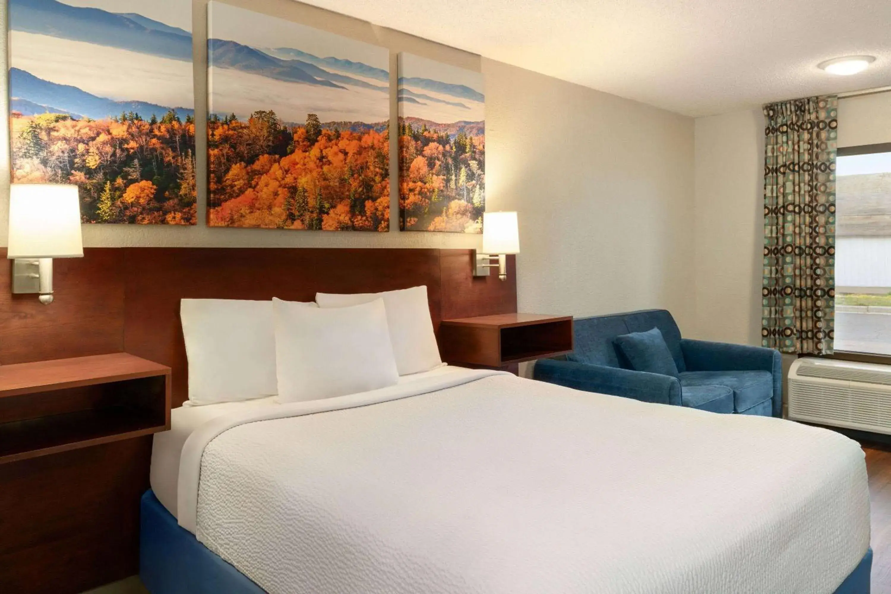 Photo of the whole room, Bed in Days Inn by Wyndham Dillon