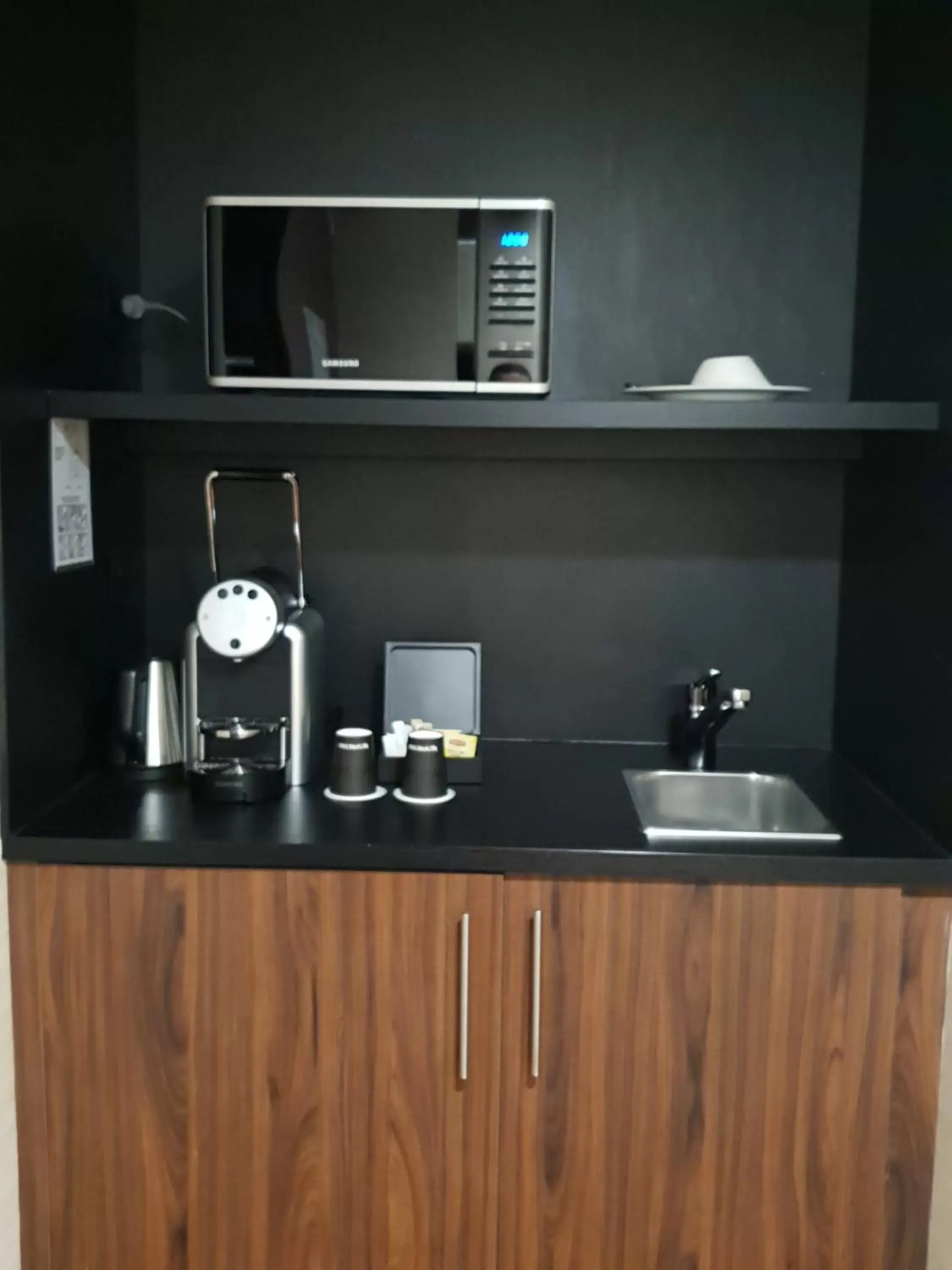 Kitchen or kitchenette, Kitchen/Kitchenette in Nash Suites Airport Hotel