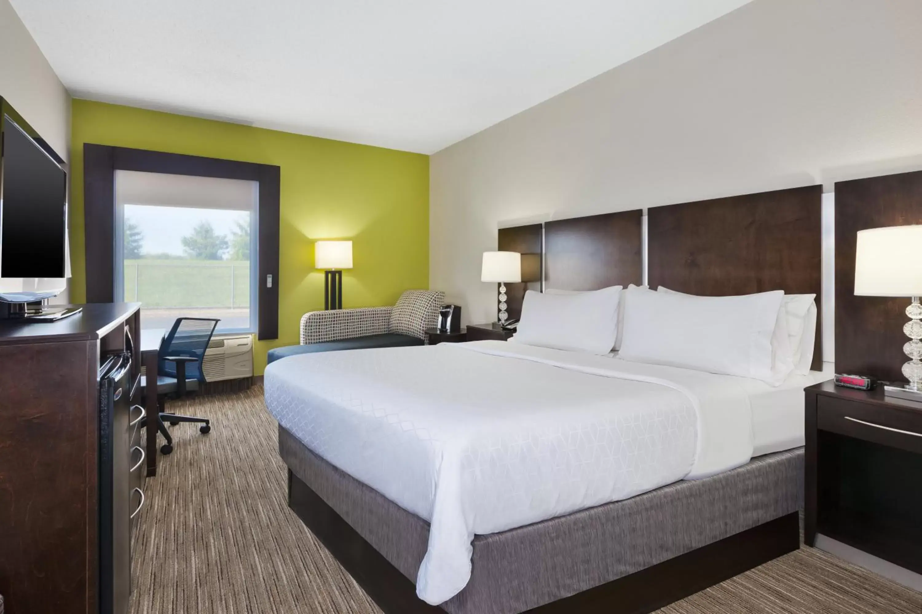 Photo of the whole room, Bed in Holiday Inn Express Chillicothe East, an IHG Hotel