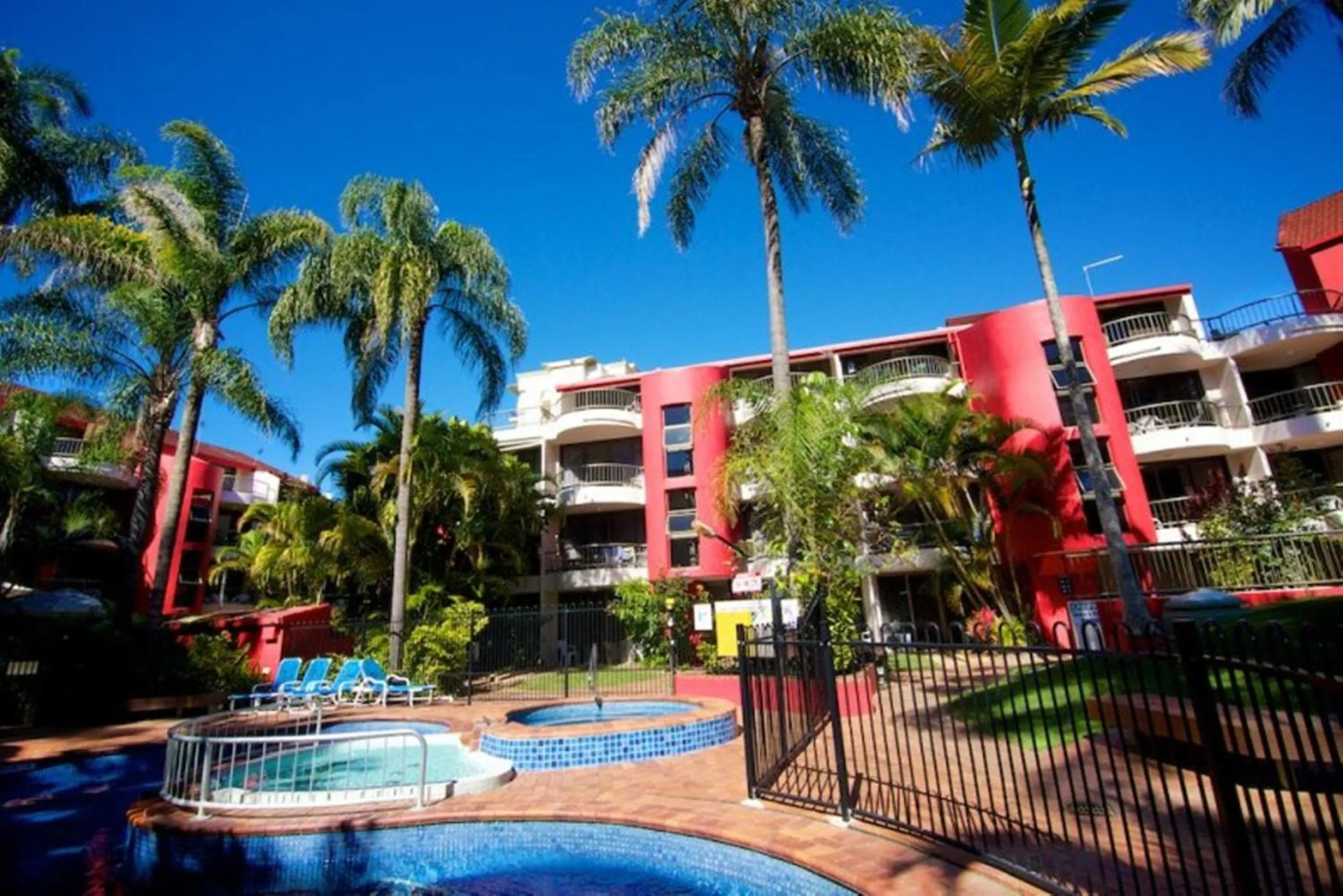 Swimming pool in Enderley Gardens Resort