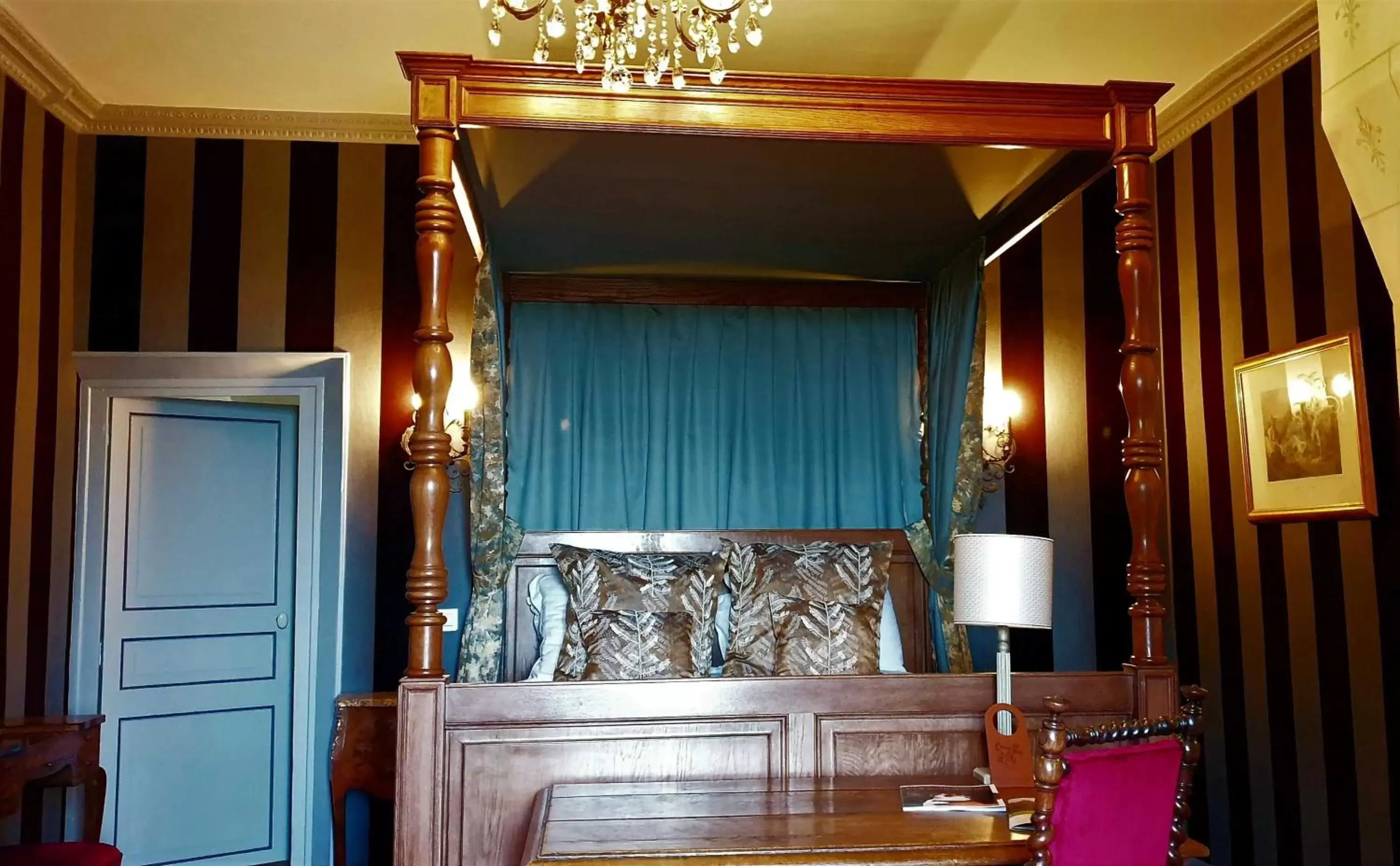 Bedroom, Seating Area in Château De Pray