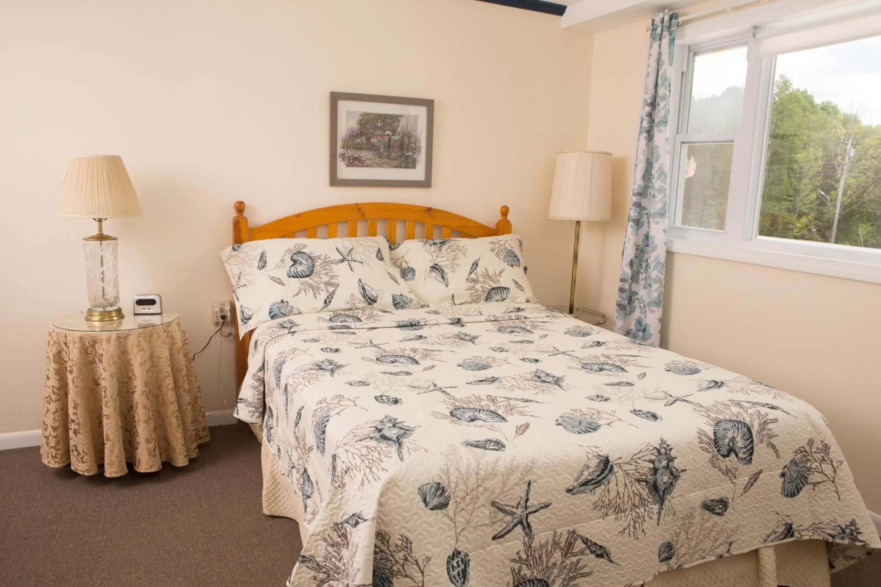 Bed in Governor's Rock Motel