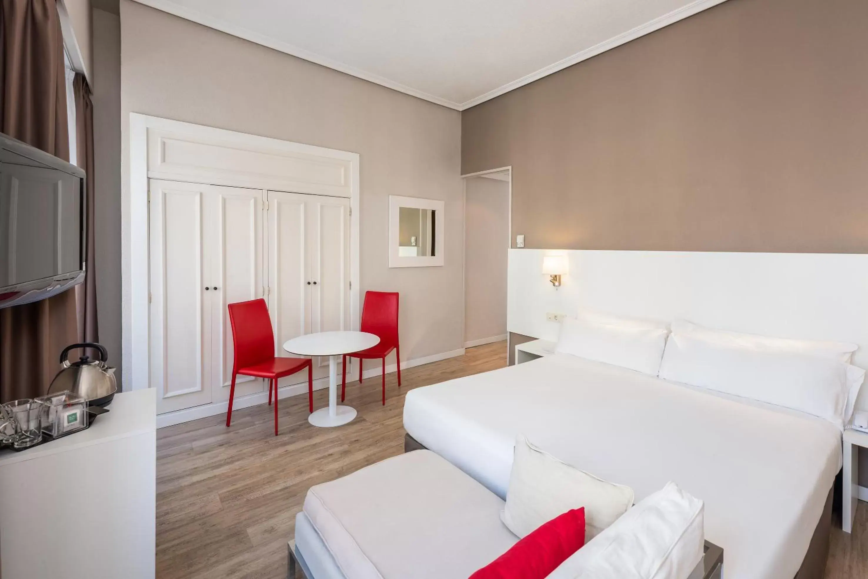 Photo of the whole room, Bed in Hotel Madrid Gran Via 25, Affiliated by Meliá Photo of the whole room, Bed in Hotel Madrid Gran Via 25, Affiliated by Meliá