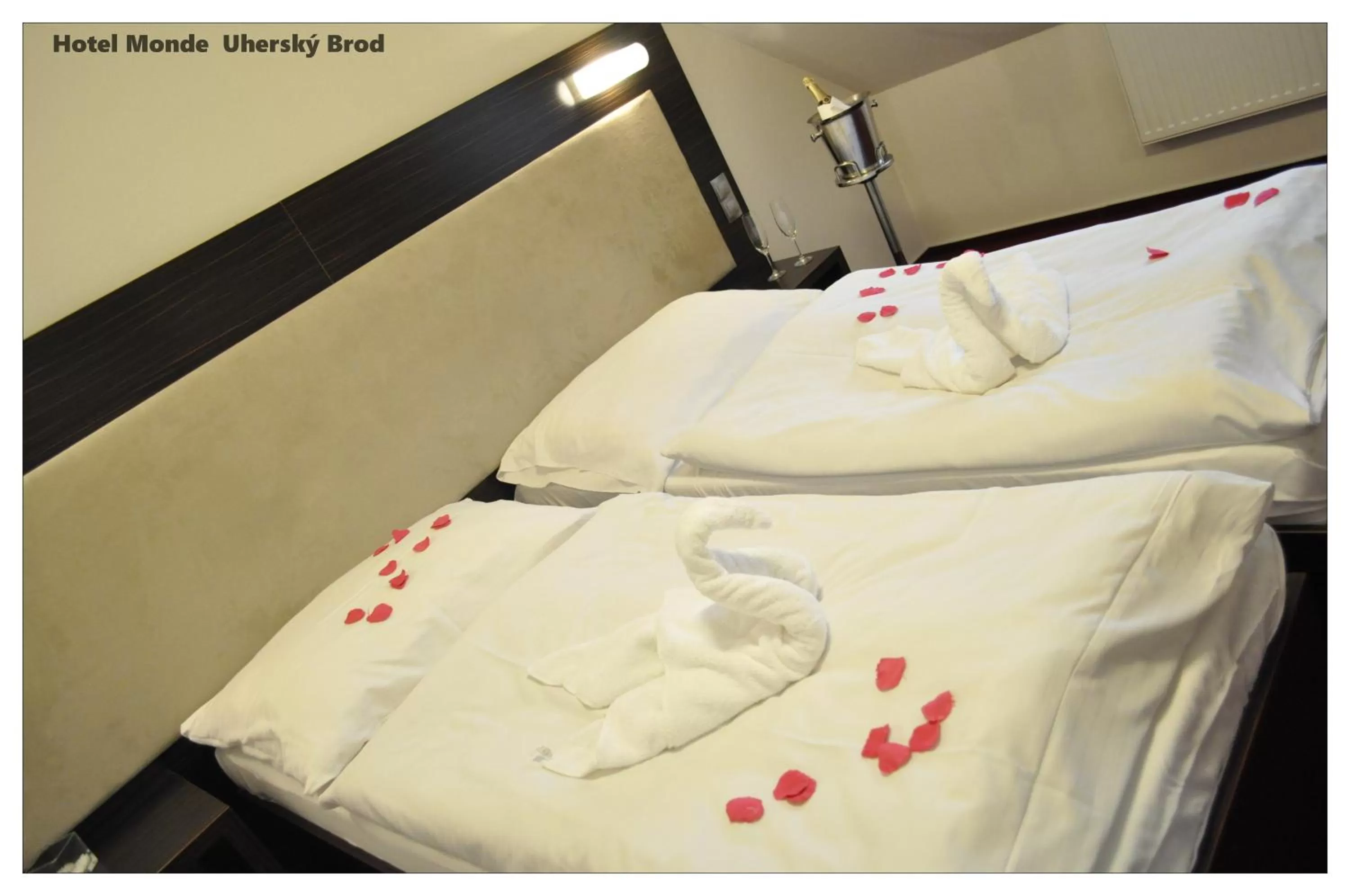 Bedroom, Bed in Hotel Monde