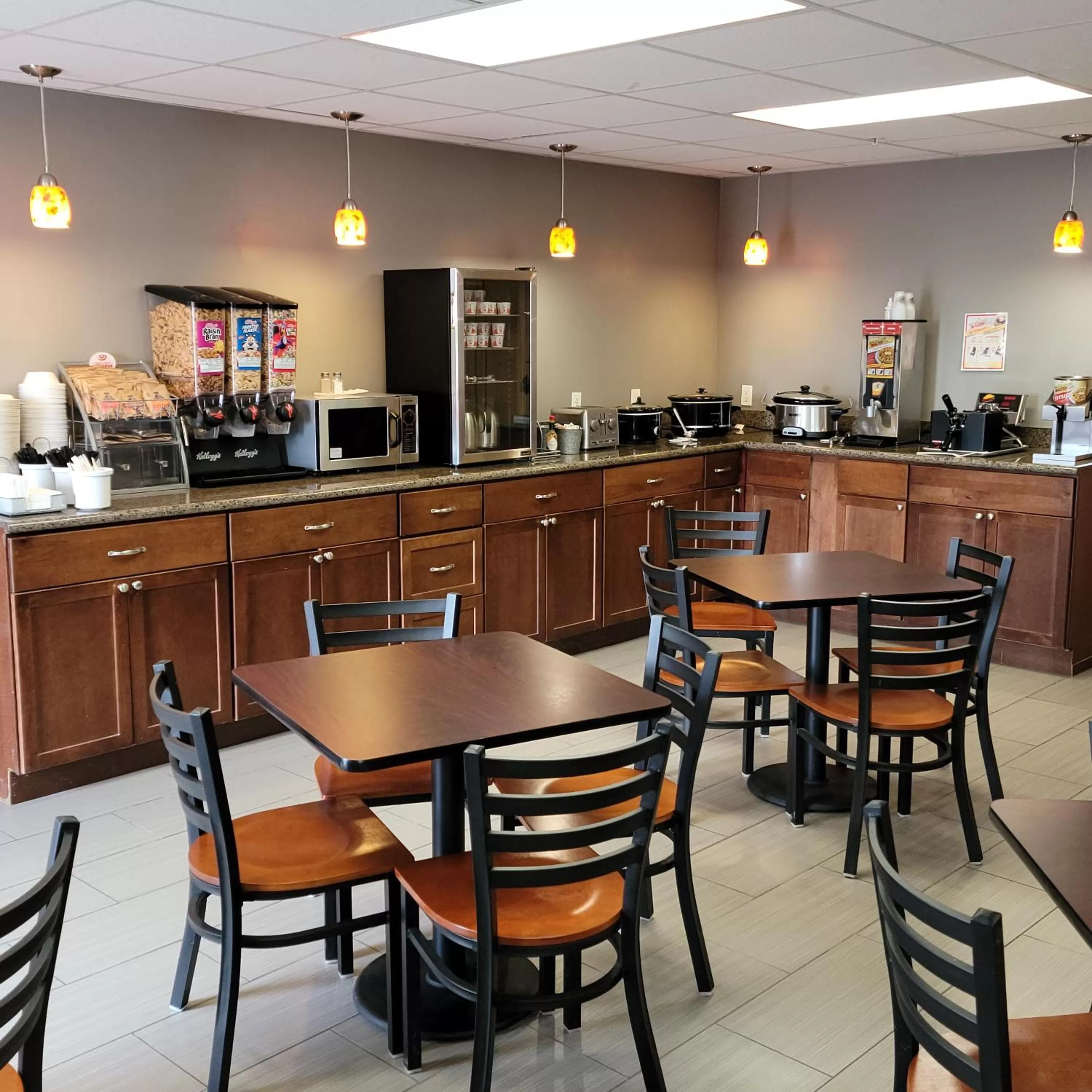 Breakfast in Super 8 by Wyndham Heyburn