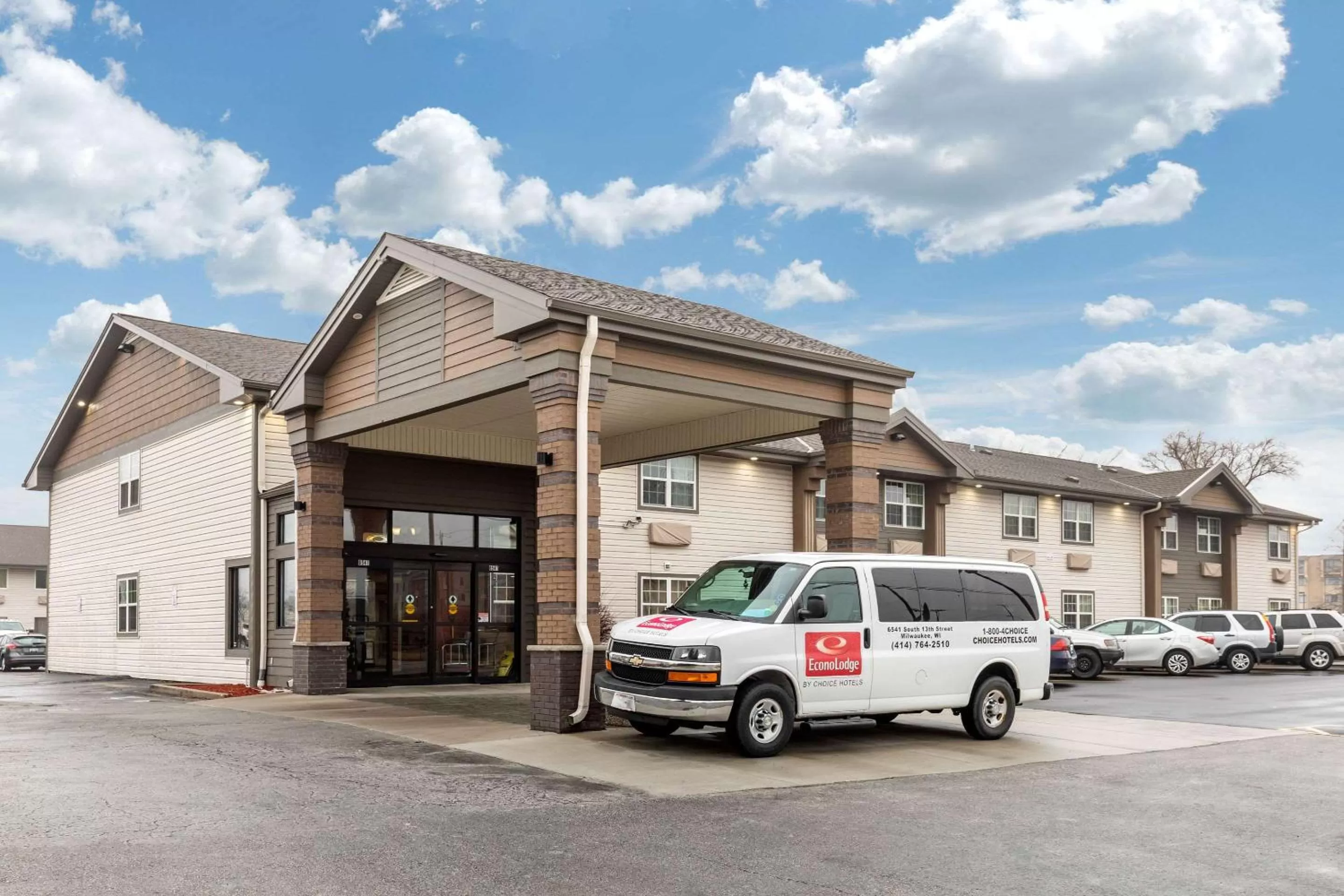 Property building in Econo Lodge Milwaukee Airport