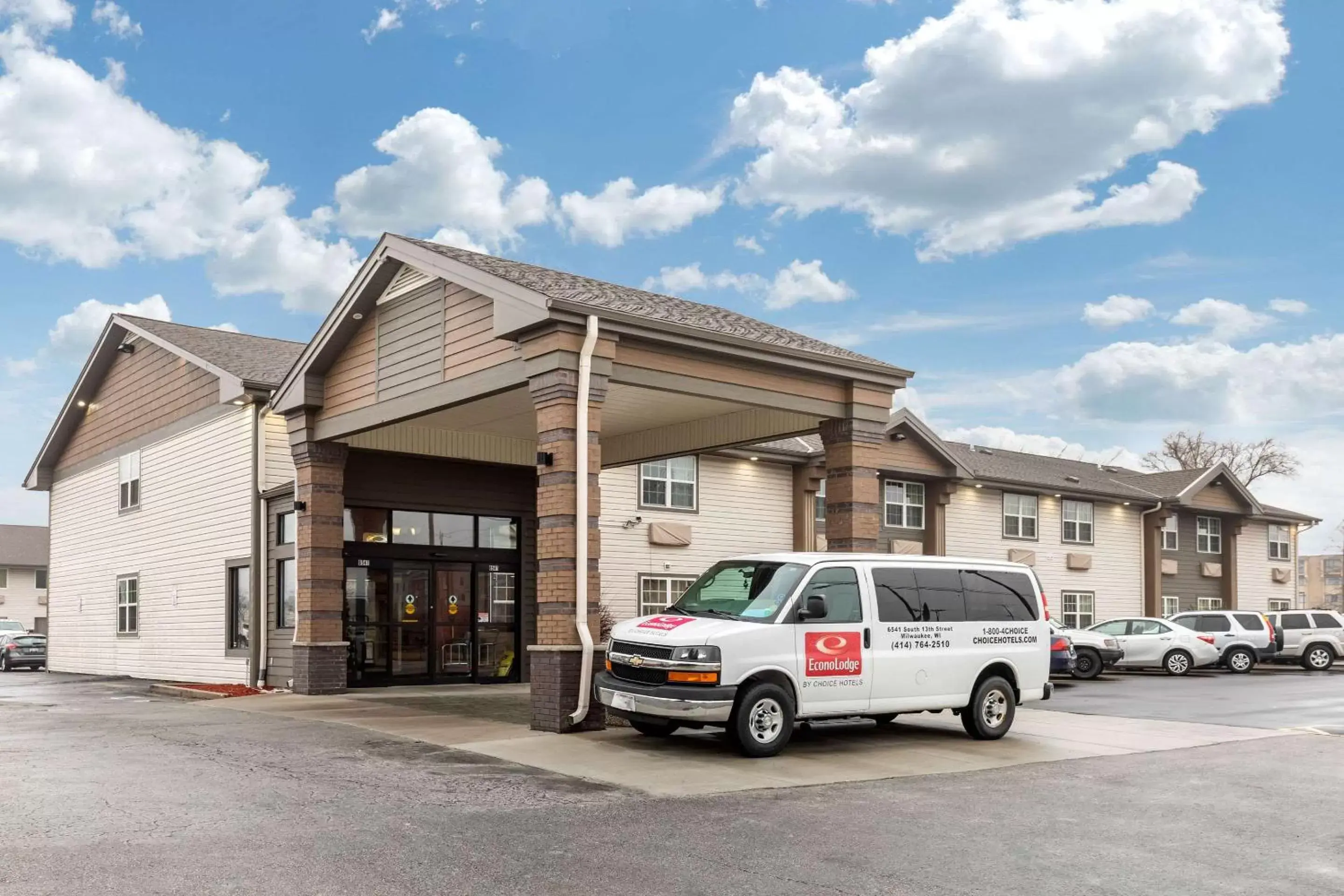 Property Building in Econo Lodge Milwaukee Airport