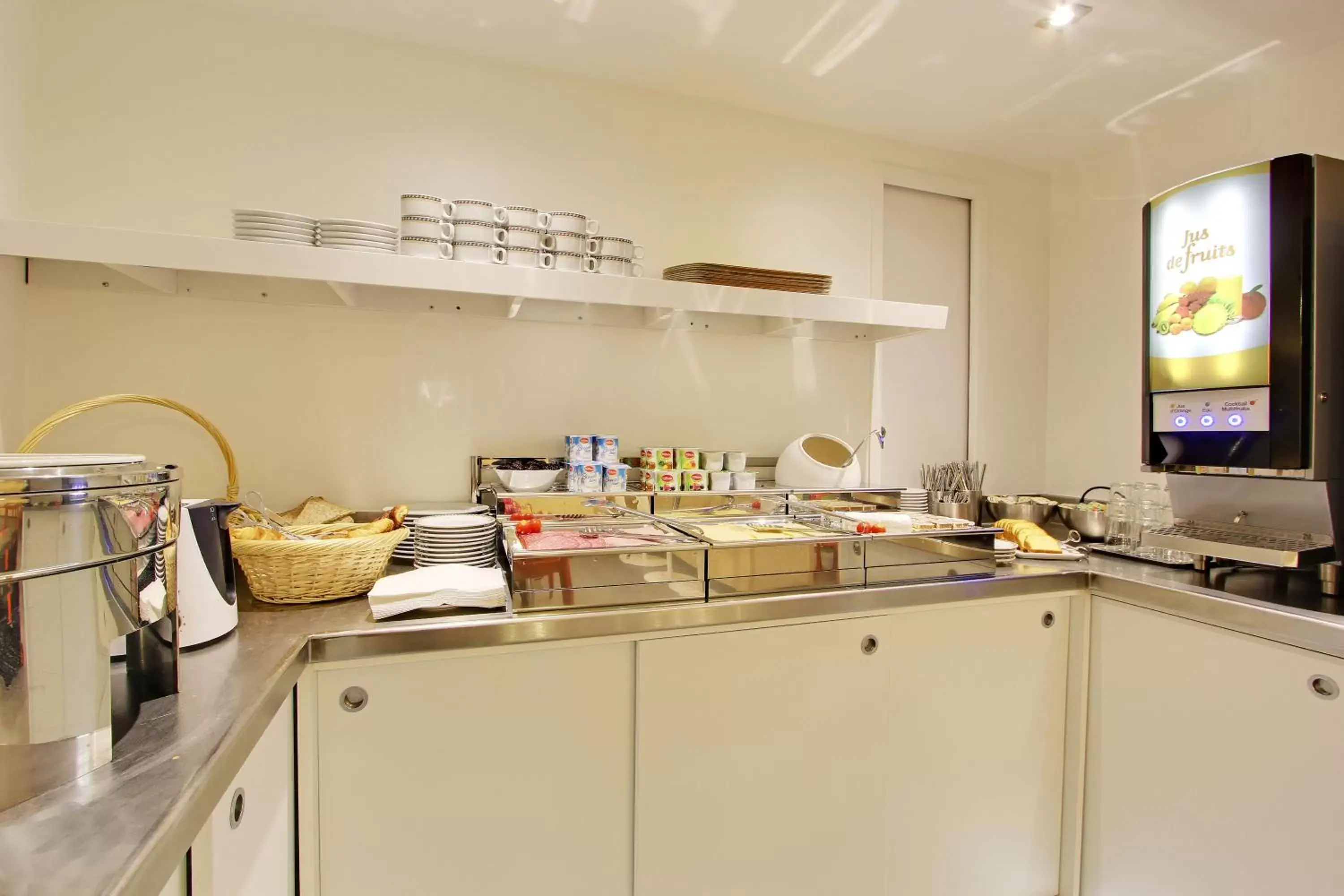 Food and drinks, Kitchen/Kitchenette in Hotel Alhambra
