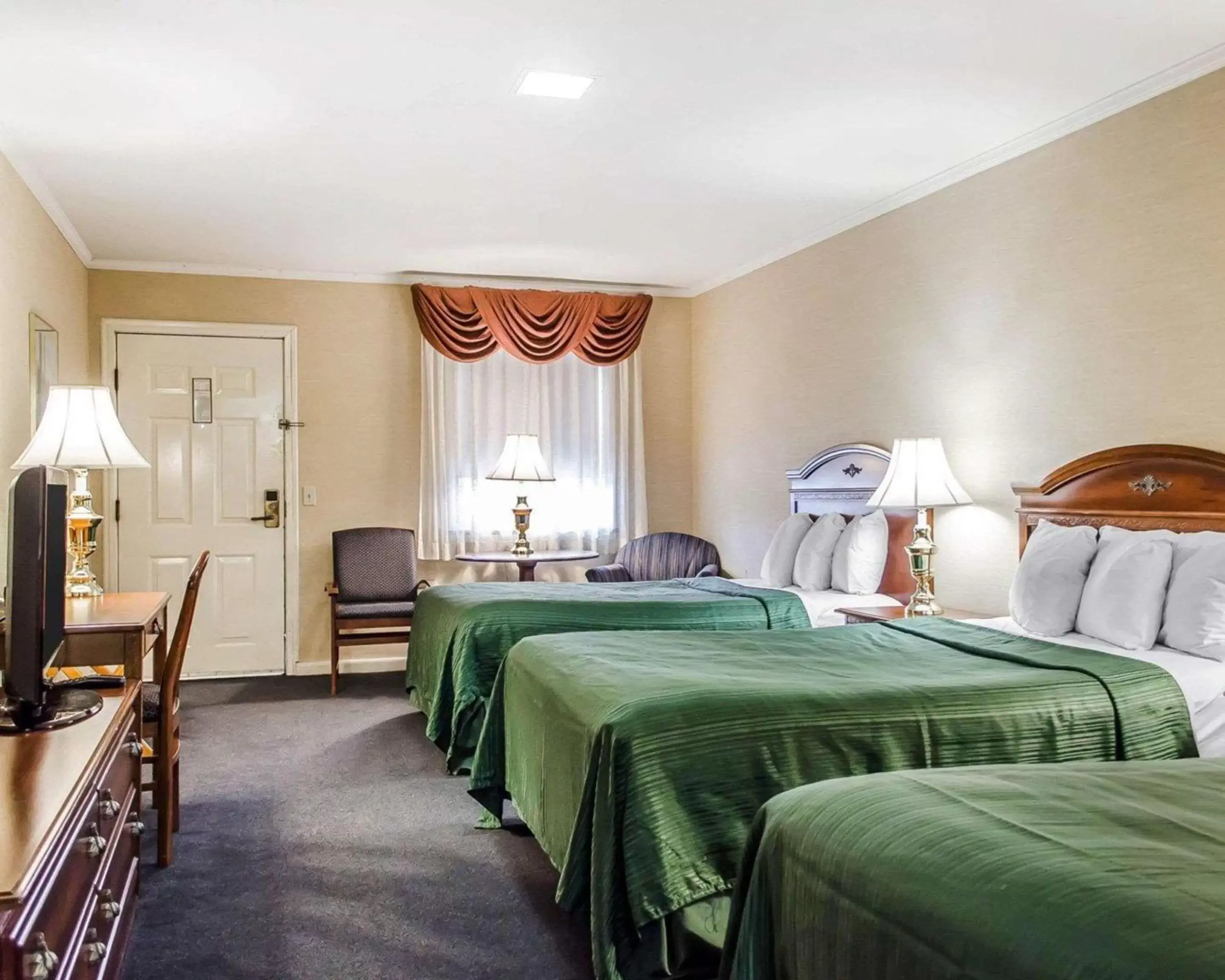 Photo of the whole room in Quality Inn Gettysburg Battlefield