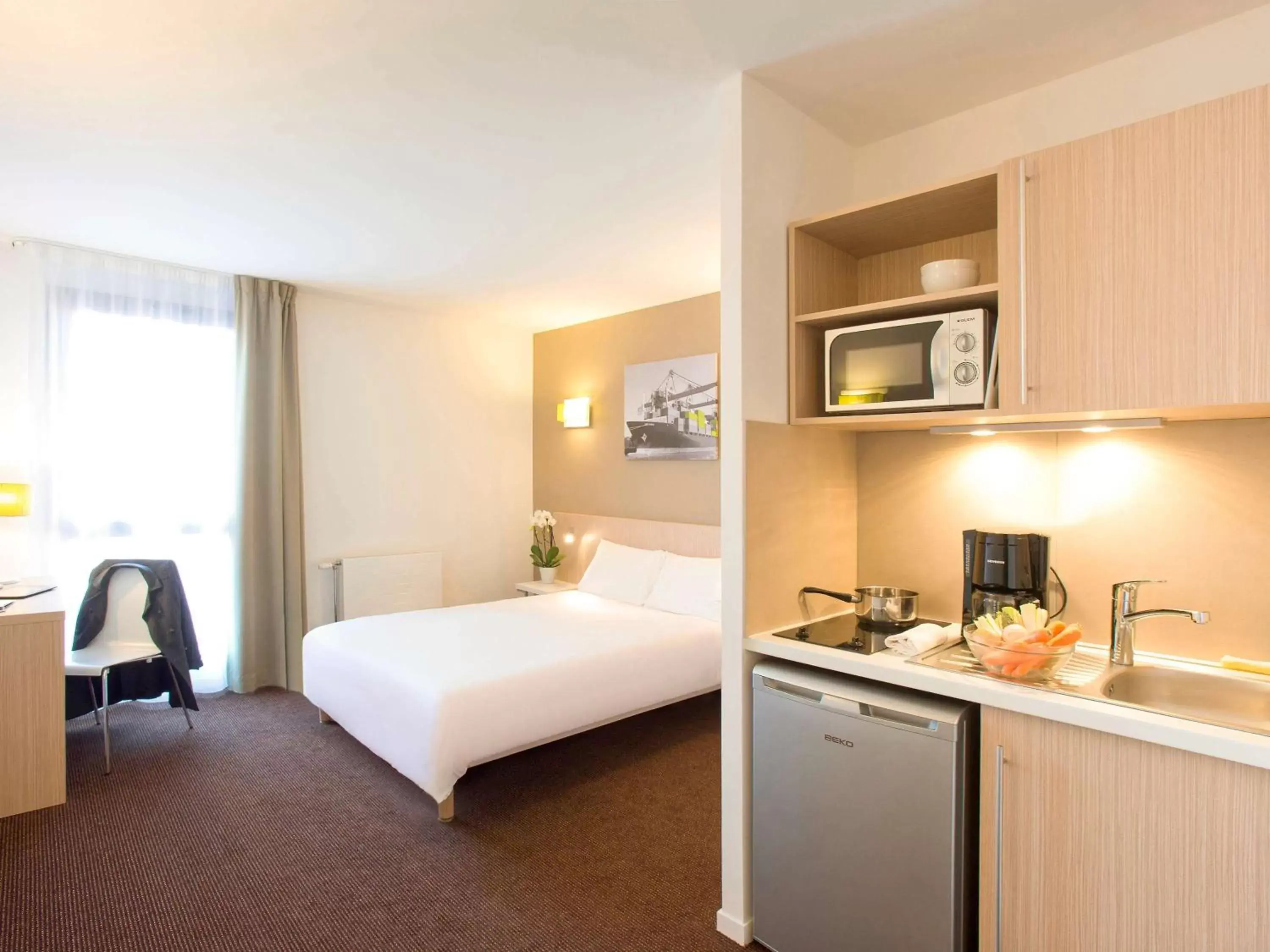 Photo of the whole room, Kitchen/Kitchenette in Aparthotel Adagio Access Le Havre Les Docks