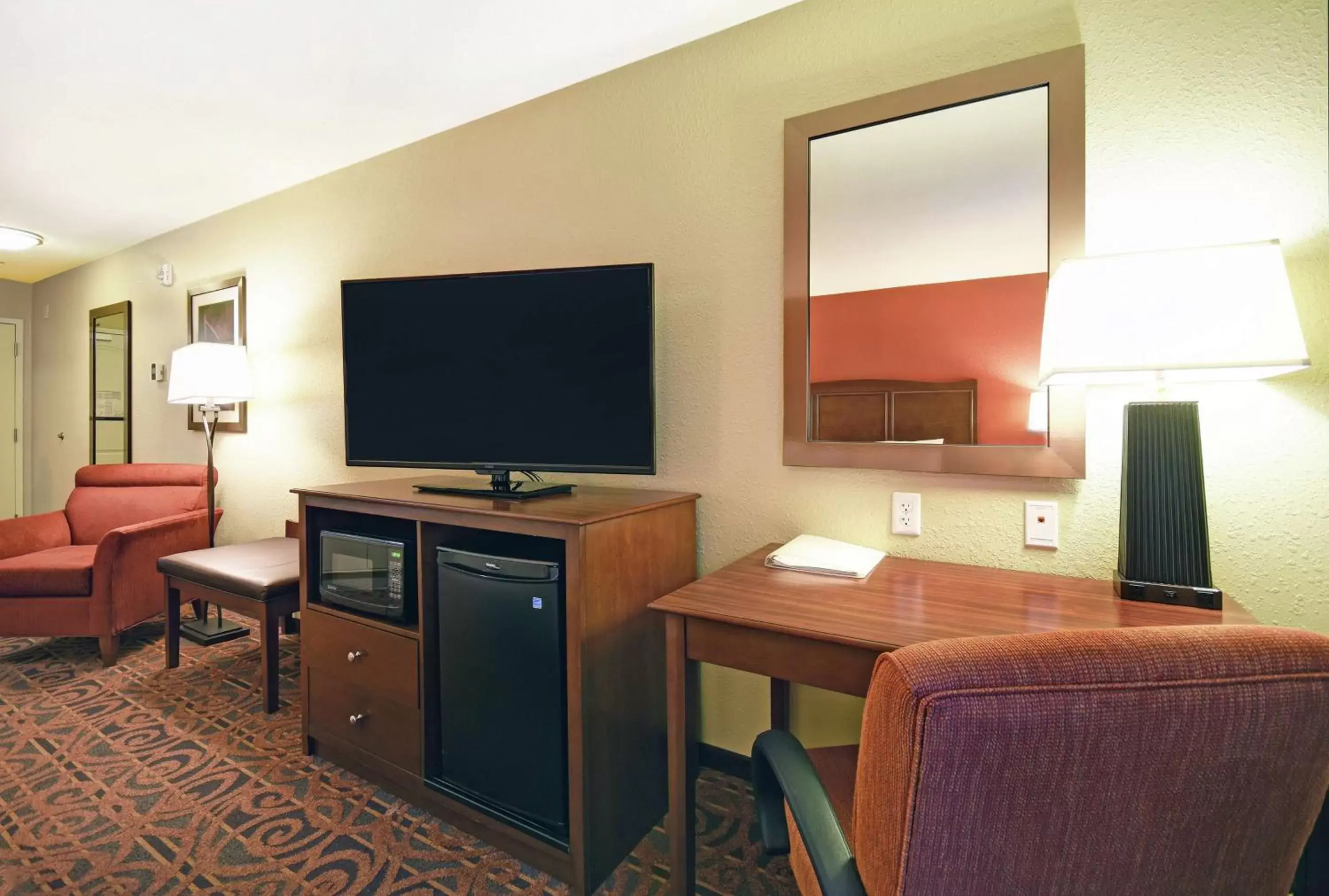 Bedroom, TV/Entertainment Center in Hampton Inn & Suites Milwaukee/Franklin