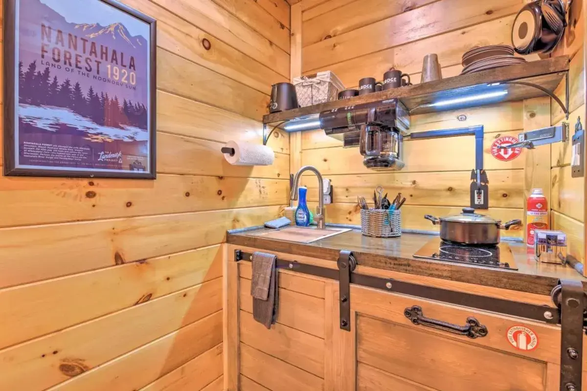 Kitchen/Kitchenette in The Lodge Nantahala River