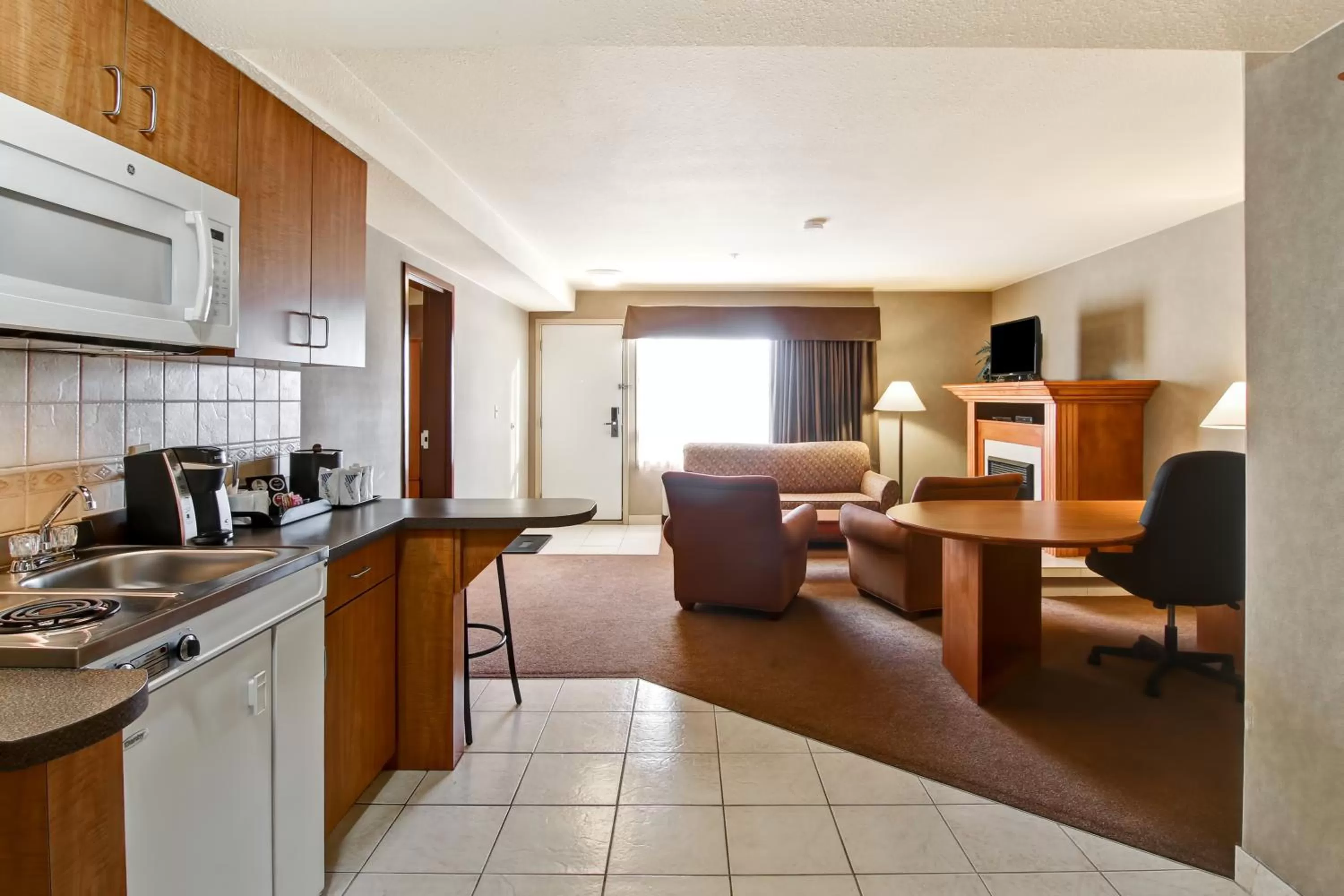 Kitchen or kitchenette in Ramada by Wyndham Ponoka