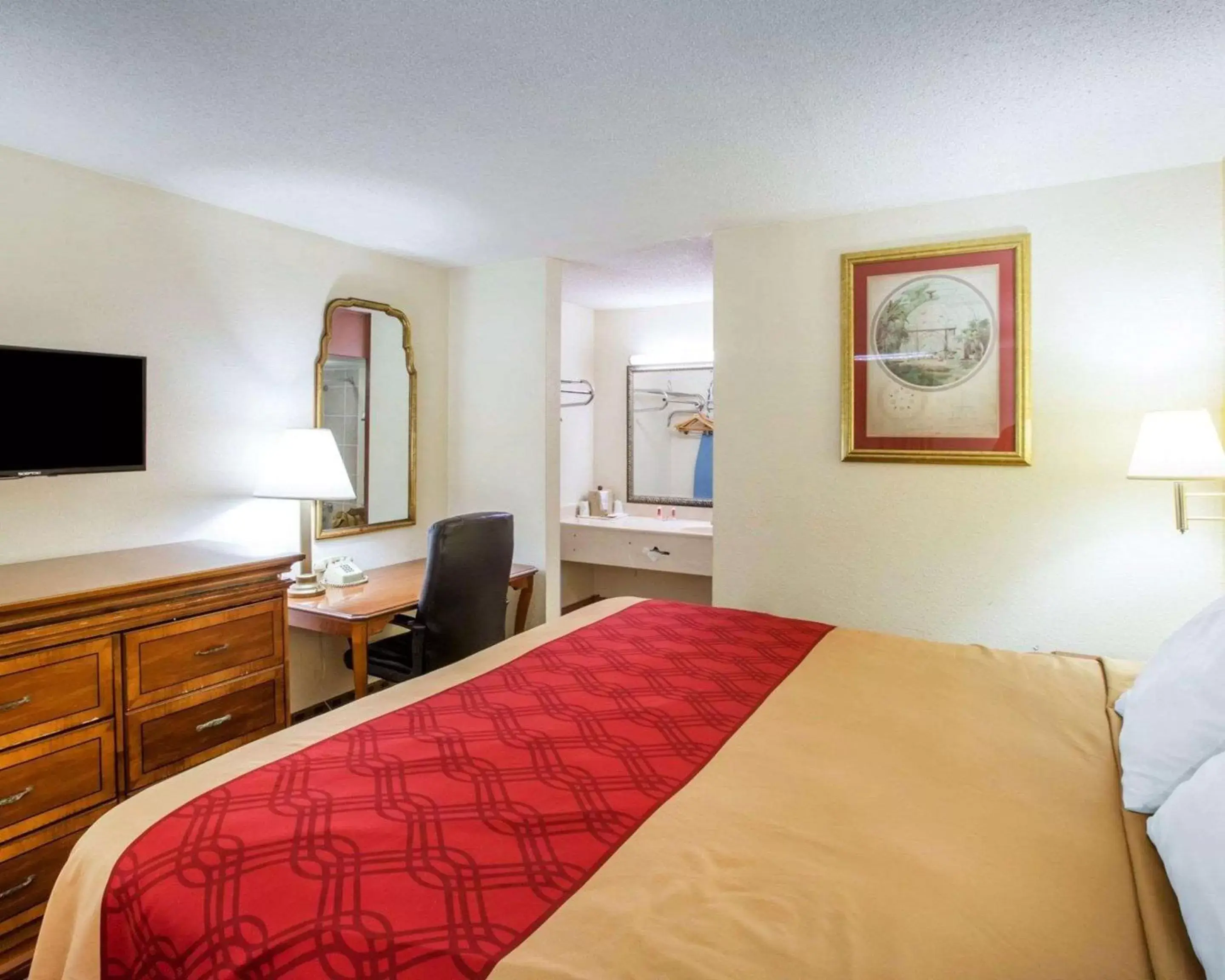 Queen Room with Two Queen Beds - Smoking in Econo Lodge Inn & Suites Macon