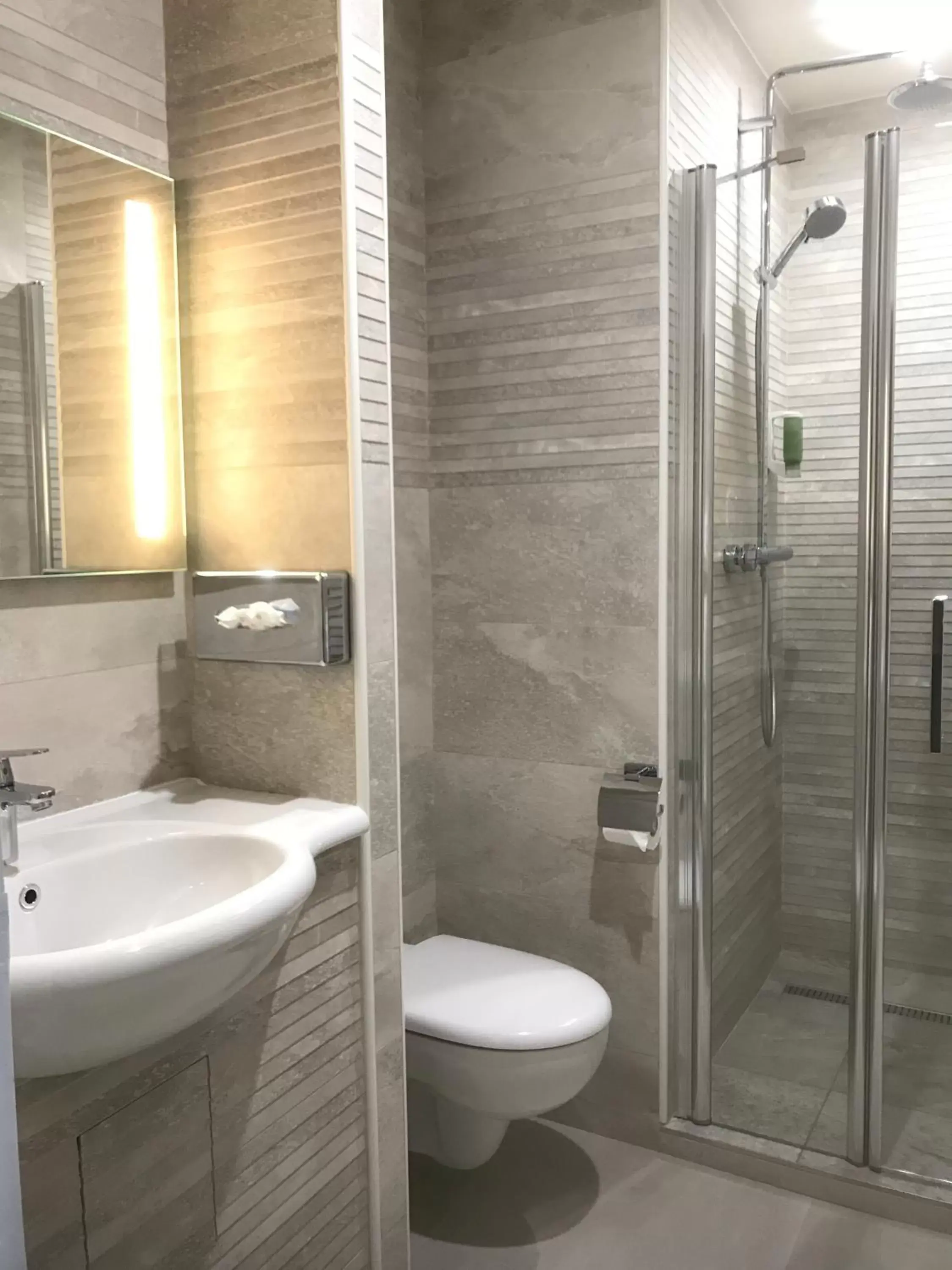 Shower, Bathroom in Hotel Le Cercle